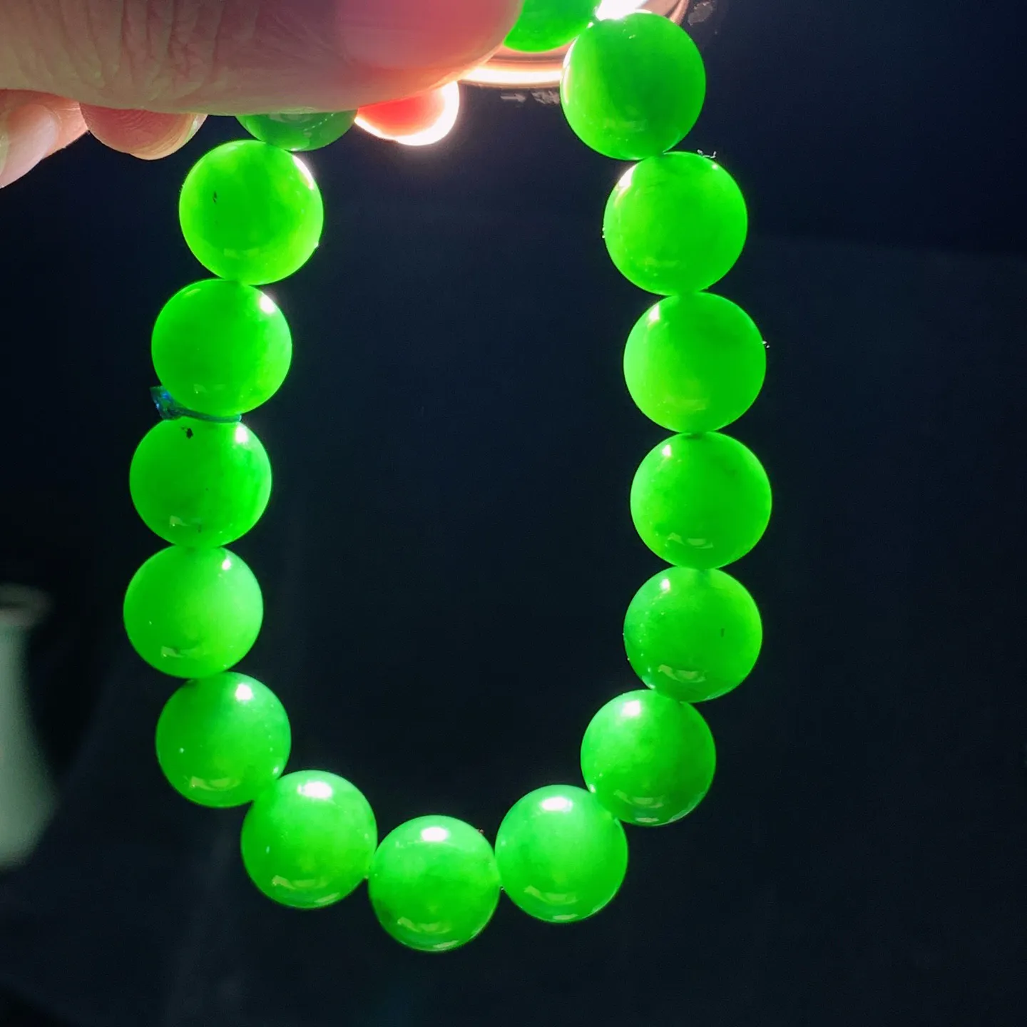 和田玉菠菜绿俄罗斯碧玉手串。单颗尺寸12！玉质细腻油润 底色纯净 脂粉好，品质好！lt260121