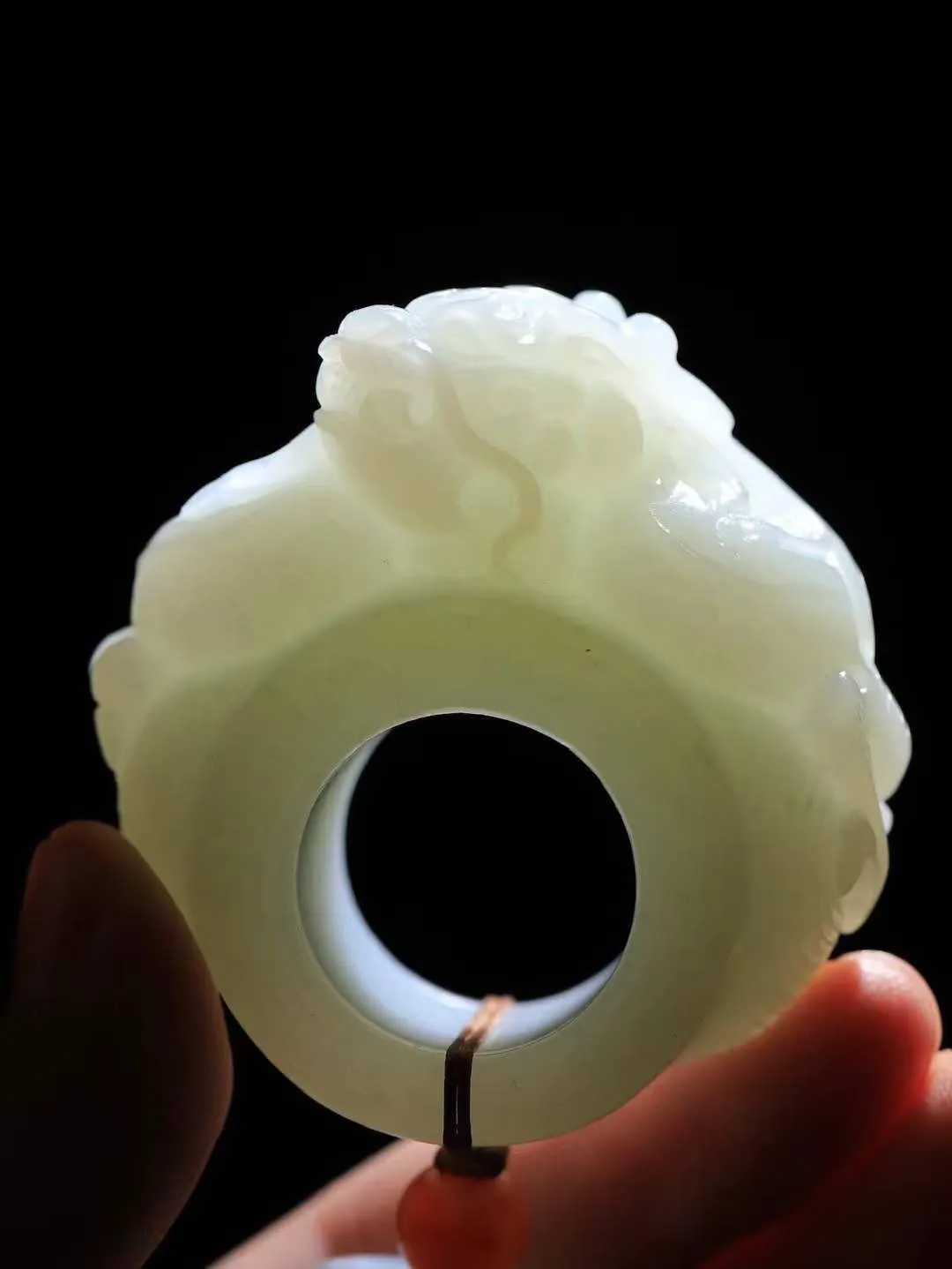 （龙行天下.扳指）

精品和田玉白玉祥龙扳指，料子细腻 手感上佳、雕工精湛，精雕祥龙，龙头双目圆瞪，巨口大张，獠牙锋利， 龙是古代祥瑞之物，寓意有龙护身，
重135克    圈口23mm   尺寸25.5-28mm fDL-75102292