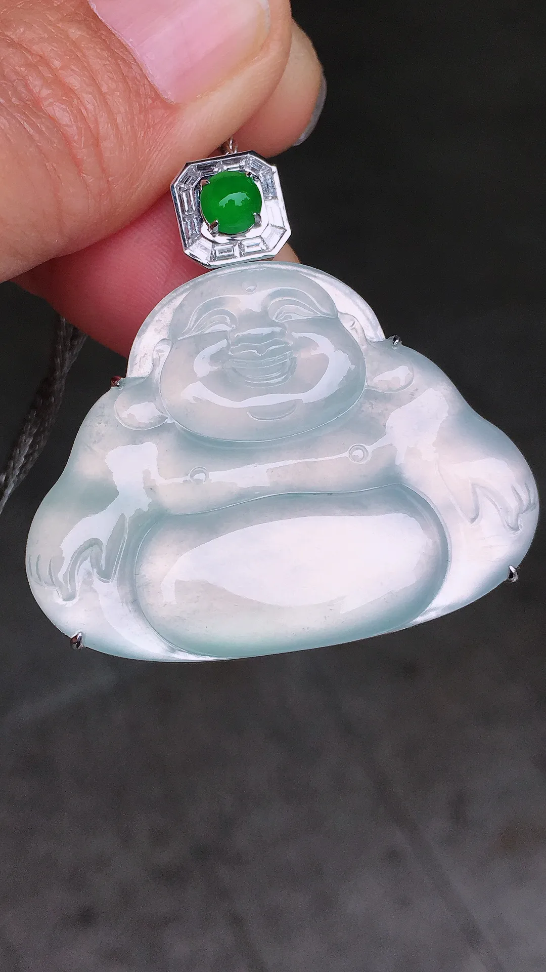 冰种佛公吊坠，玉质细腻，荧光感超
强，饱满圆润，尽显优雅气质，18k
金豪华镶嵌
