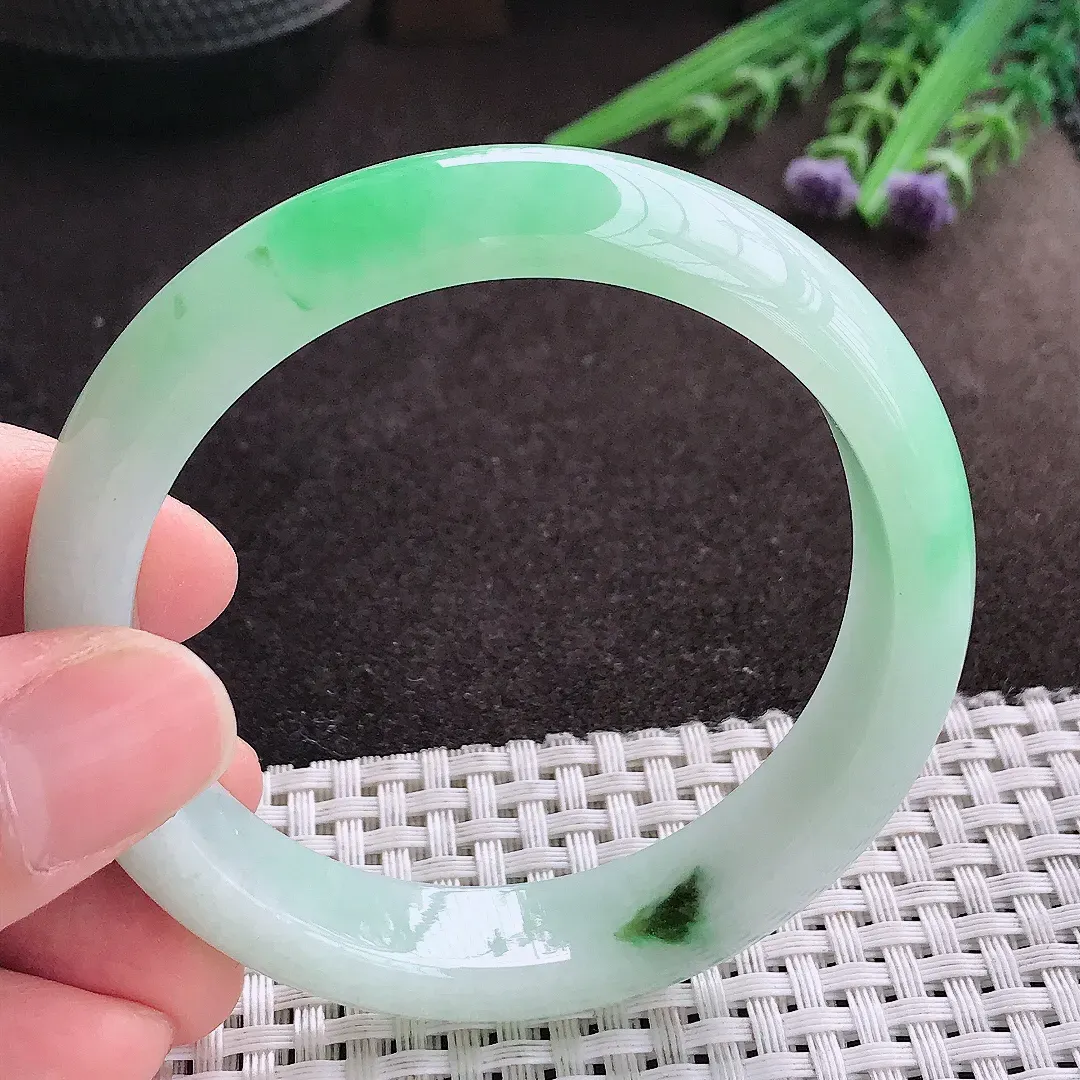 实拍A货翡翠56.5/13.1/8老坑冰润起胶飘阳绿手镯宽边玉镯