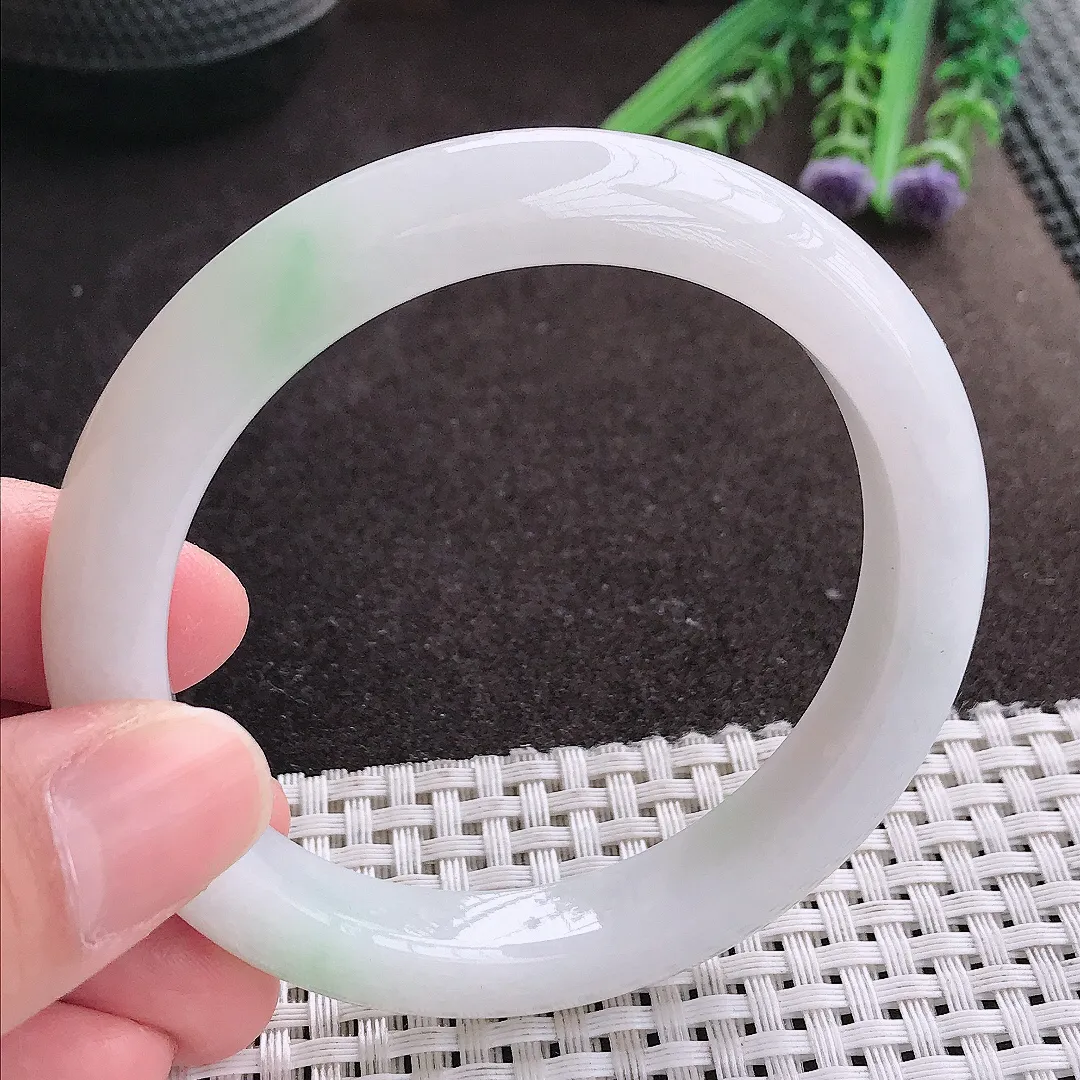 实拍A货翡翠57/10.2/8.9老坑冰润起胶飘绿手镯宽边玉镯