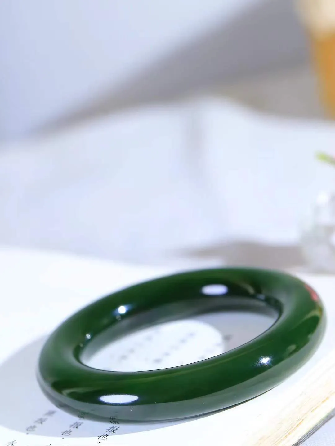 【碧波流转·手镯】

收藏级臻品️和田玉碧玉圆条手镯，玉质细腻温润，手感舒适，️线条流畅，简约大气，美自天成，佩戴于腕间，婉约之美，举手投足间透出那份低调奢华，醉人心扉。
重92.5克 内径圈口53mm  尺寸13.3-13.5mm  FDT-88132233