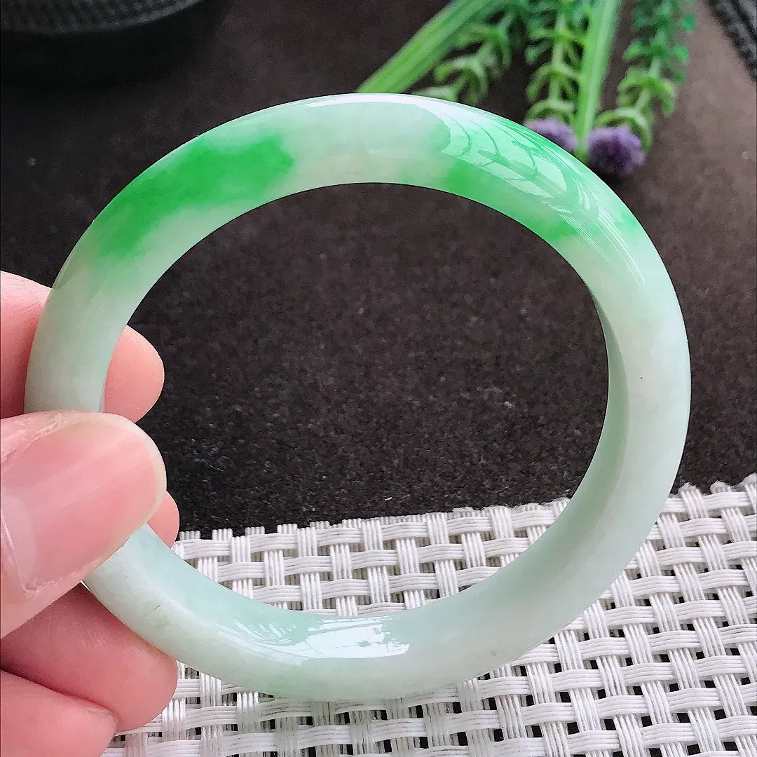 实拍A货翡翠53/10.2/7.9老坑精美冰润飘阳绿手镯宽边玉镯