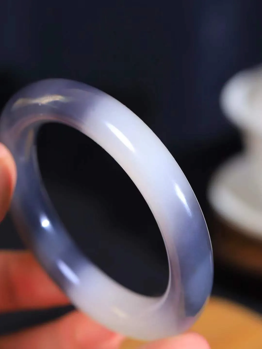 （柔情素语.手镯）

收藏级臻品️和田玉烟紫藕粉双色圆条手镯，玉质细腻，手感温润，光泽柔和，寓意高贵、华丽、祥瑞、喜庆 ，寓意着会带来一派祥和之气！重67.5克   内径56.5mm尺寸11.8-11.7mm  78102279T