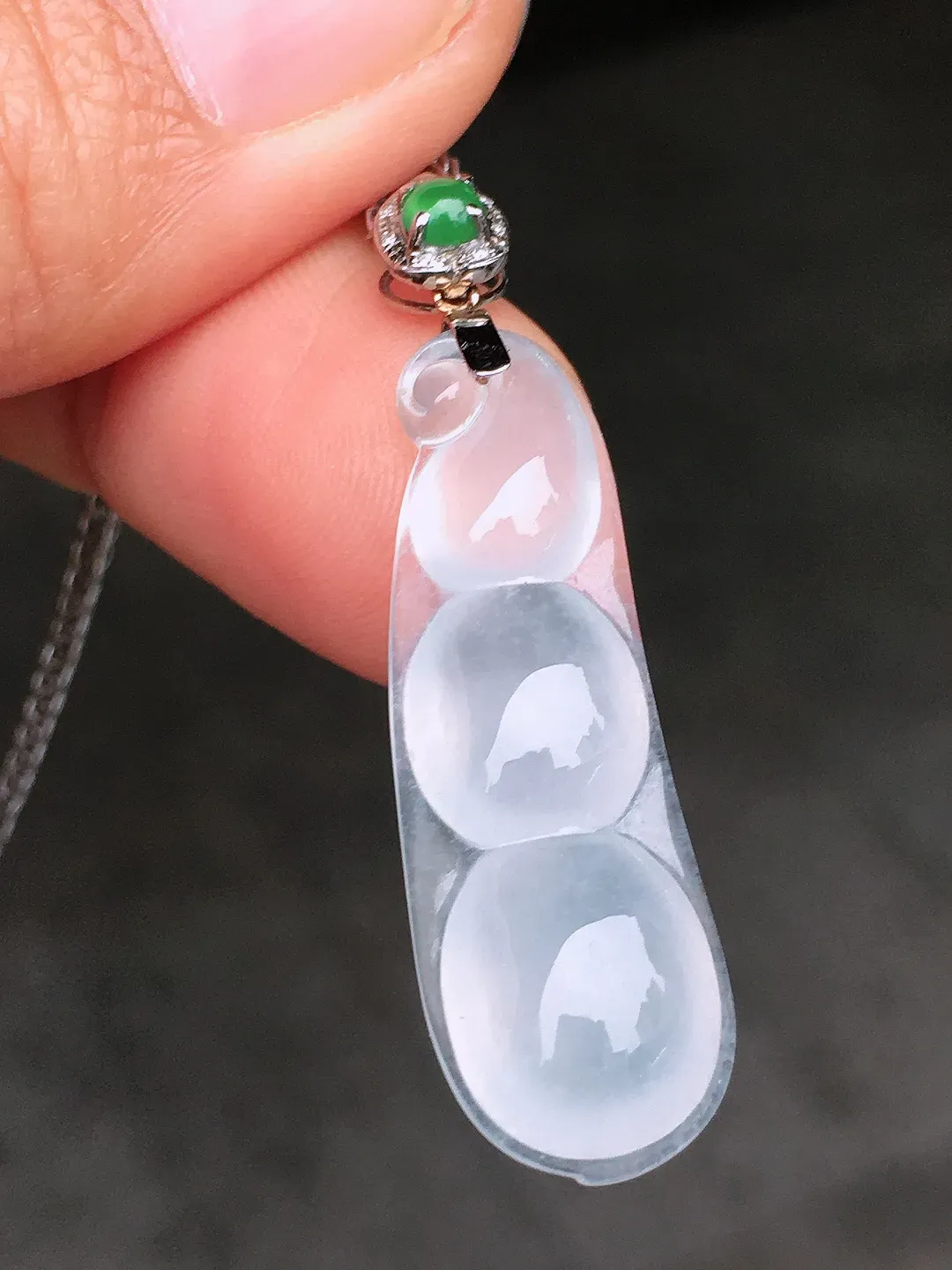 冰种福豆吊坠，玉质细腻，荧光感超
强，饱满圆润，尽显优雅气质，18k
金豪华镶嵌