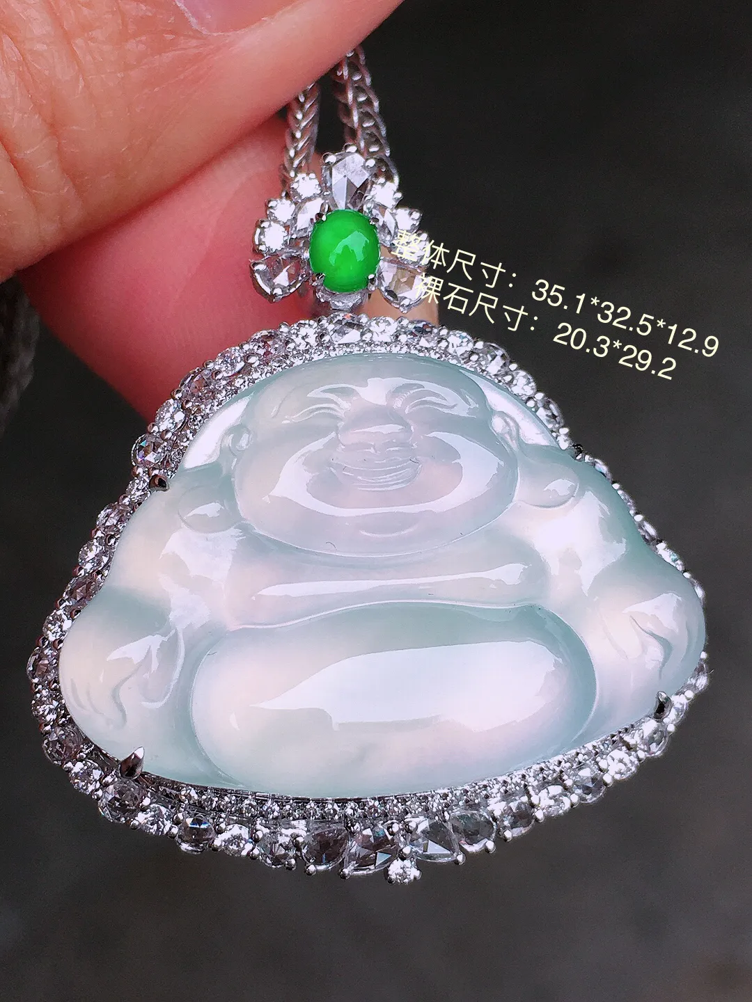 冰种佛公吊坠，玉质细腻，荧光感超
强，饱满圆润，尽显优雅气质，18k
金豪华镶嵌