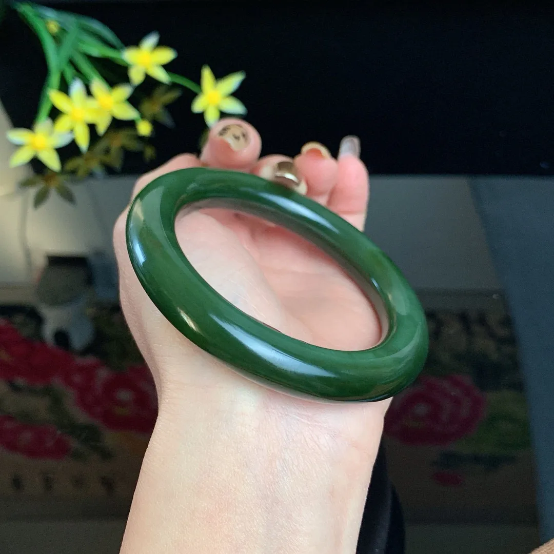 和田玉59.5圈口深菠菜绿猫眼肥圆条碧玉手镯！玉质细腻油润 底色纯净 无裂无棉 脂粉好，品质高