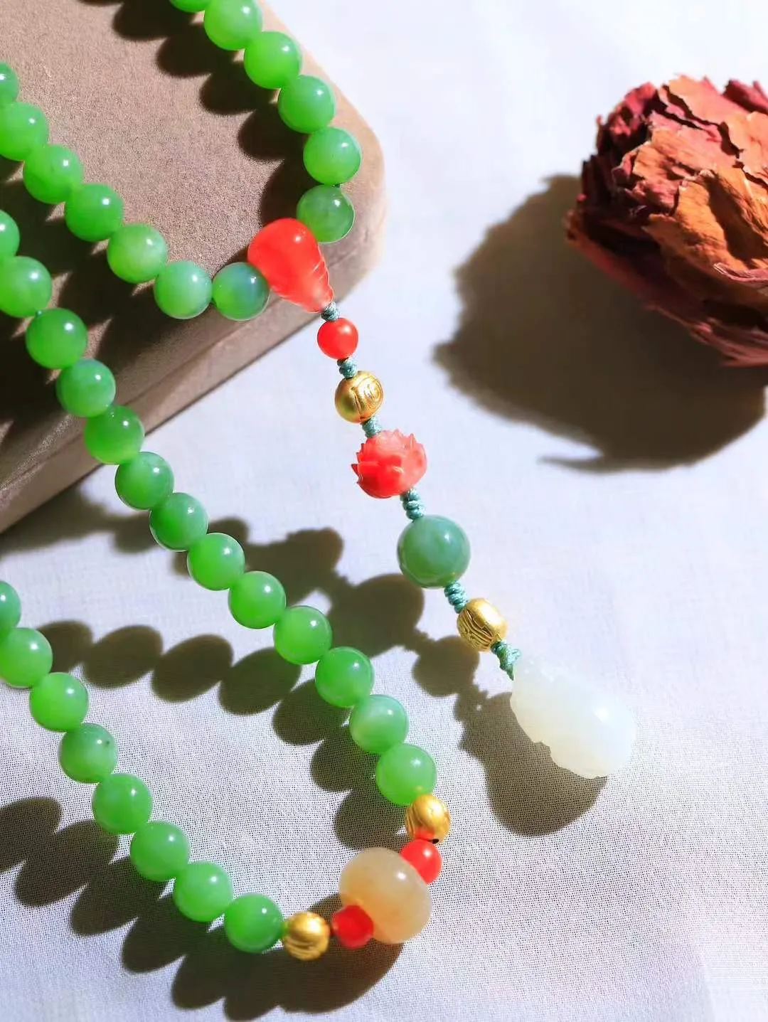 【链.108】

精品和田玉碧玉猫眼圆珠108挂链 玉质温润细腻 油性十足 佩戴舒适。珠珠落玉盘，间关莺语花底滑，一生美好时光，无论身在何处，都有它相伴相守。事事顺遂，幸福美满，吉祥如意。重101.3克 尺寸取一7.8mm FDA-78172292