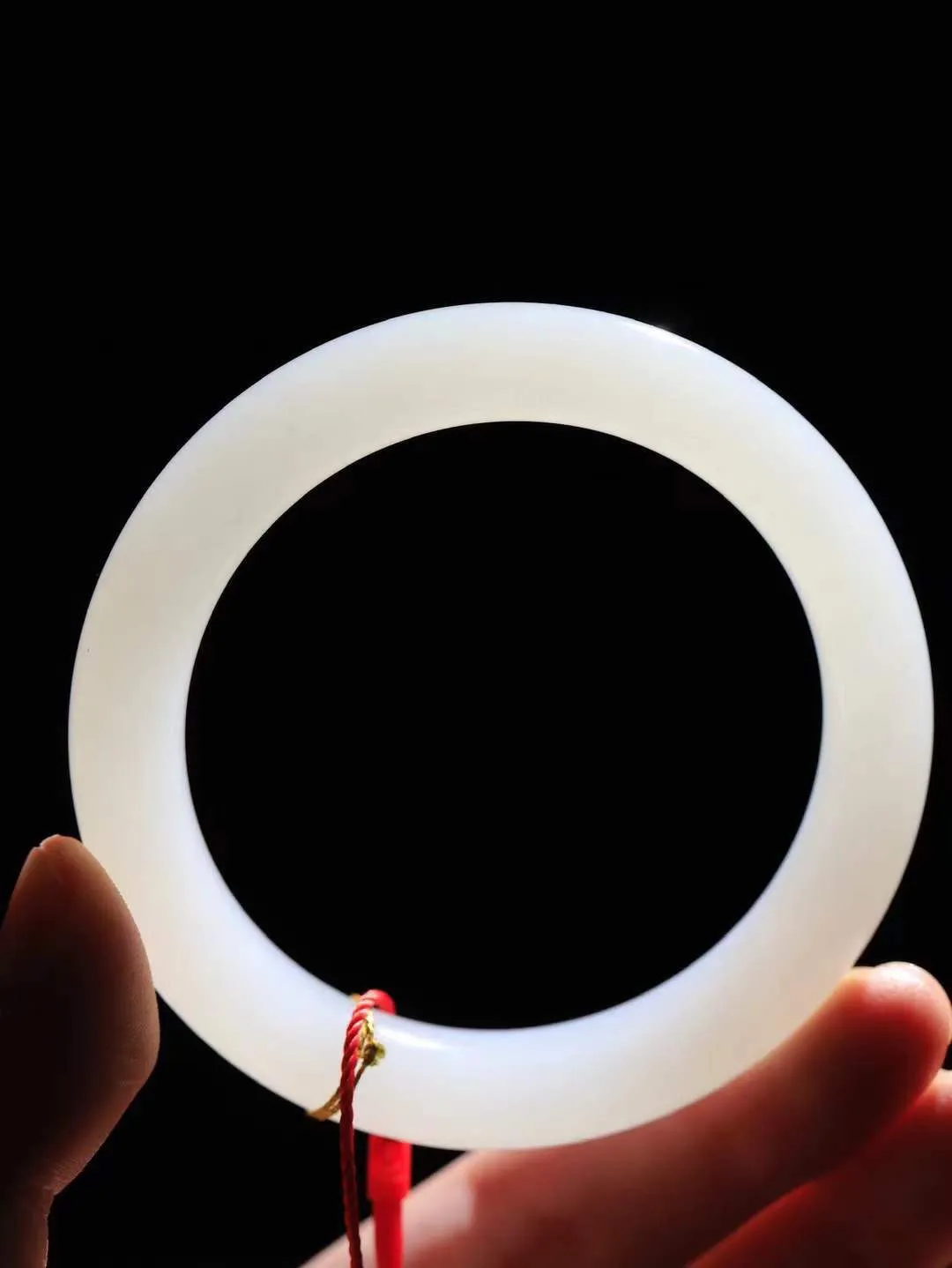 （一见倾心.手镯）

精品和田玉白玉手镯，玉质温润细腻 油性十足 手感舒适，高华雅逸，线条流畅，简约大气，美自天成，素雅高贵。佩戴于腕间，婉约之美，举手投足间透出那低调奢华。重60.3克  尺寸57-11.7-10.2mm  56142336A