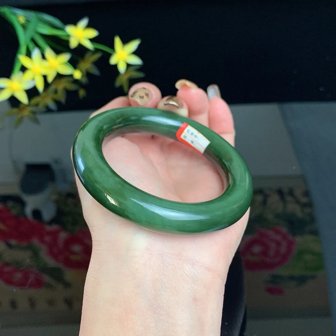 和田玉53圈口深菠菜绿猫眼肥圆条碧玉手镯！玉质细腻油润 底色纯净 无裂无棉 脂粉好，品质高