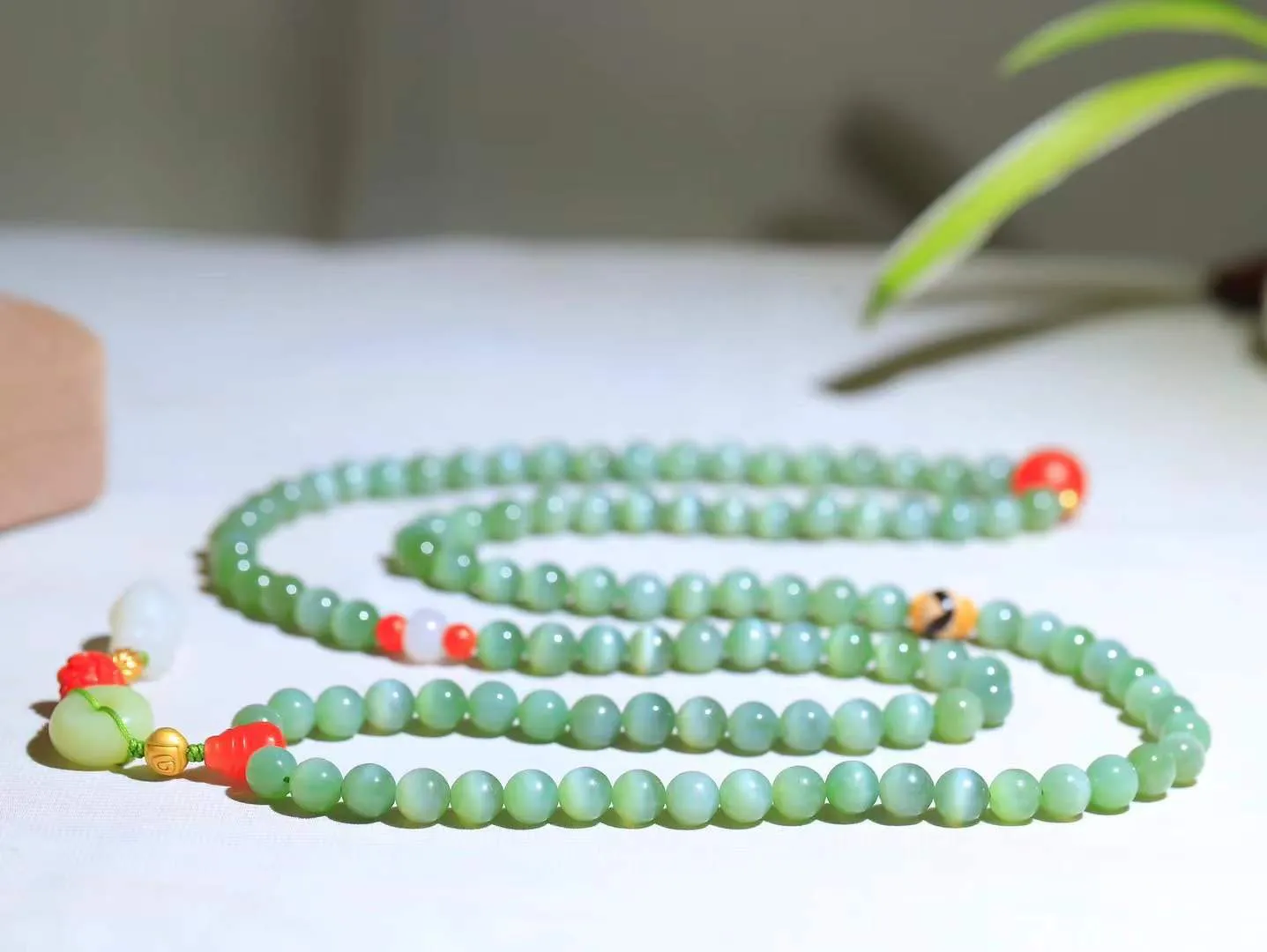 【链.108】

精品和田玉碧玉猫眼圆珠108挂链 玉质温润细腻 油性十足 佩戴舒适。珠珠落玉盘，间