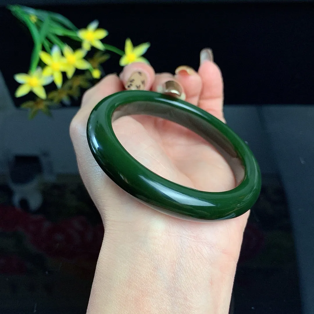 和田玉碧玉57圈口菠菜绿碧玉手镯！玉质细腻油润 底色纯净 无裂无杂 脂粉好，品质高