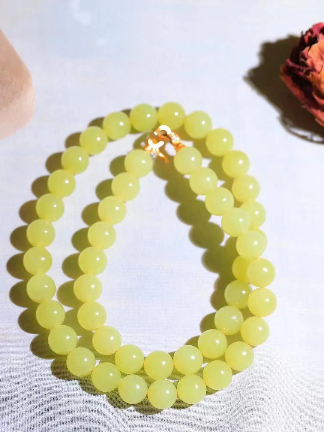 【珠圆玉润.项链】

精品和田玉黄口珠圆玉润项链 玉质温润细腻  整串打磨圆润，佩戴舒适。珠珠落玉盘，间关莺语花底滑，一生美好时光，无论身在何处，都有它相伴相守。事事顺遂，幸福美满，吉祥如意。重79.2克 尺寸取一10mm  79172278A