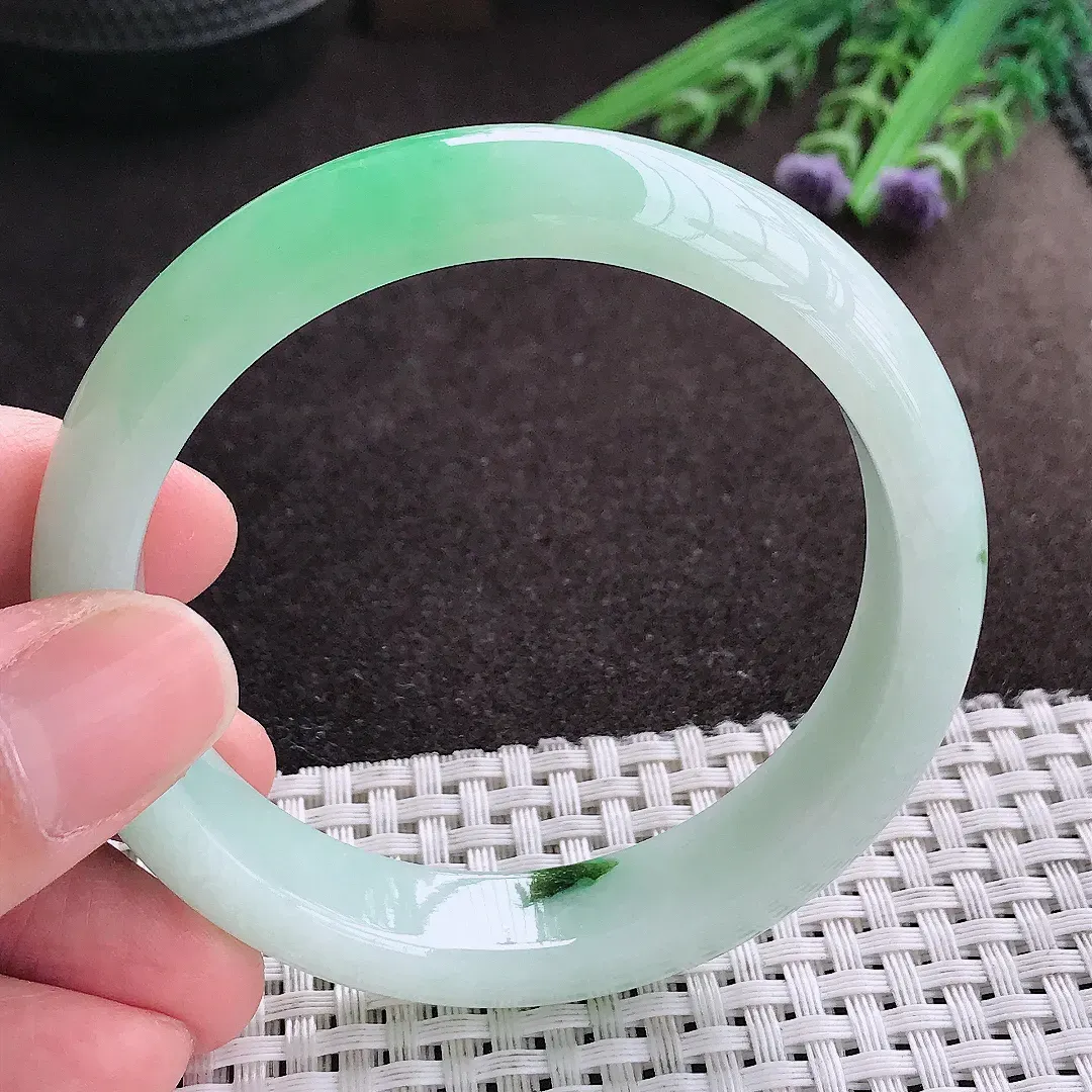 实拍A货翡翠56.5/13.1/8老坑冰润起胶飘阳绿手镯宽边玉镯