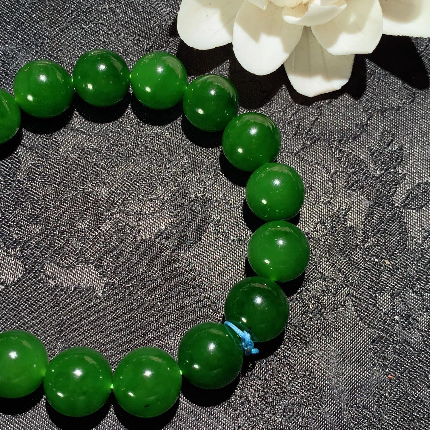 和田玉菠菜绿俄罗斯碧玉手串。单颗尺寸12！玉质细腻油润 底色纯净 脂粉好，品质好！lt260121