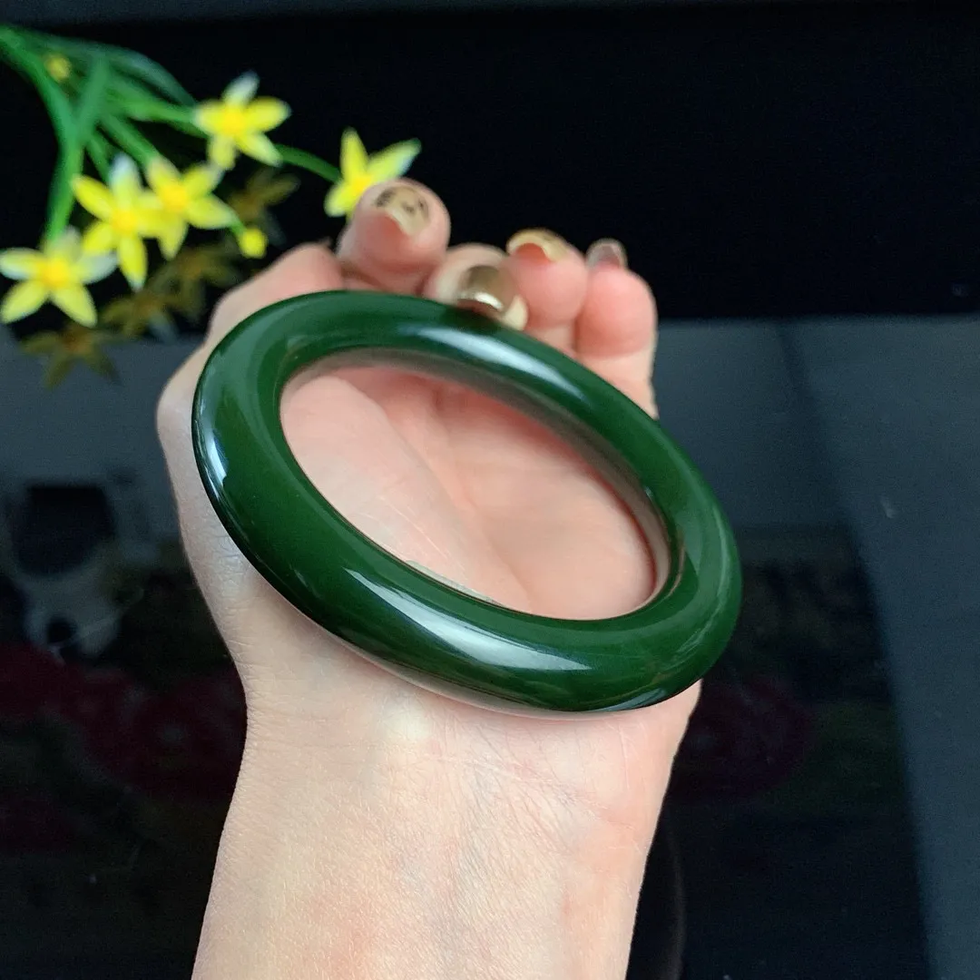 和田玉54.6圈口菠菜绿肥圆条碧玉手镯！玉质细腻油润 底色纯净 无裂无杂 脂粉好