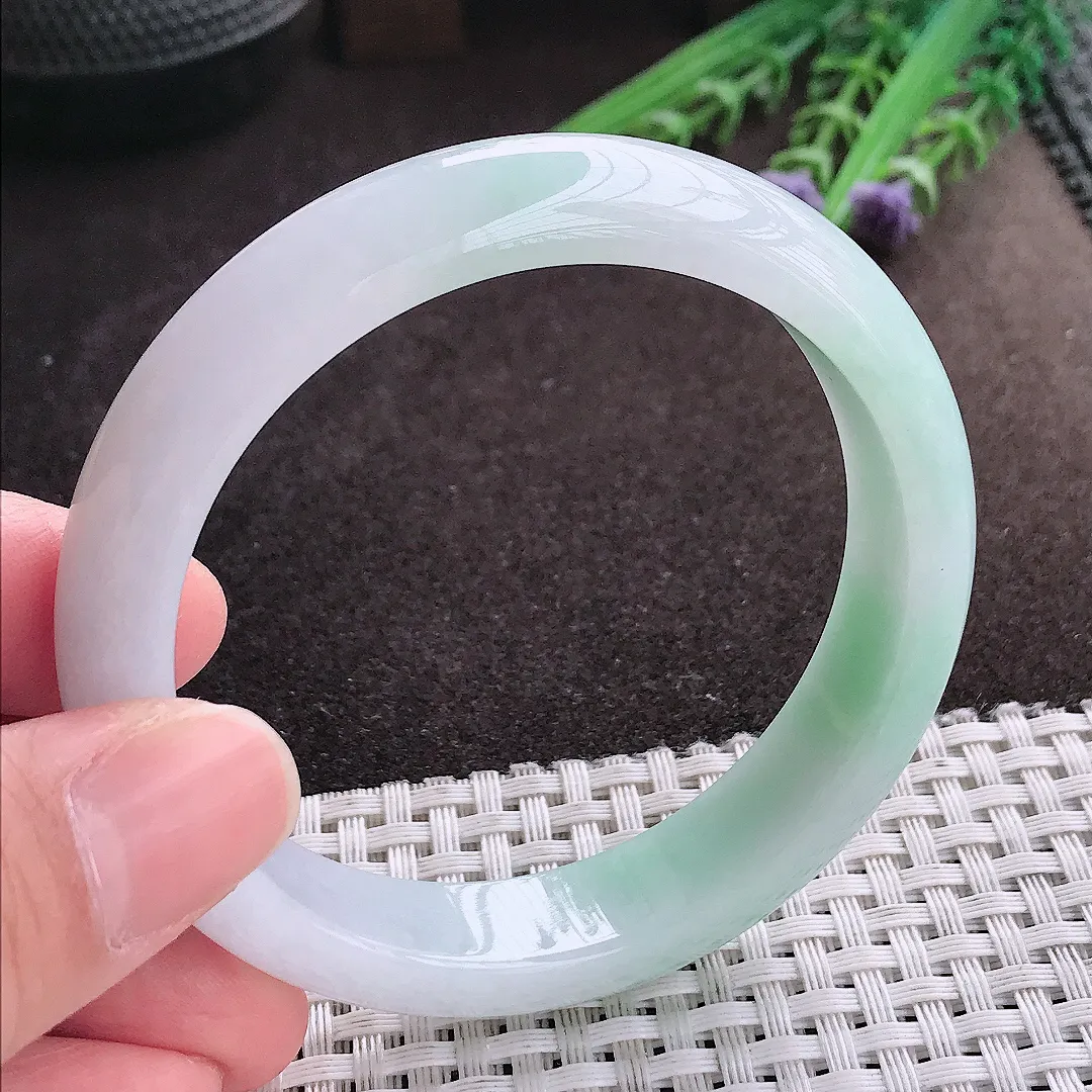 实拍A货翡翠56.5/13/7.9老坑冰润浅绿色手镯宽边玉镯