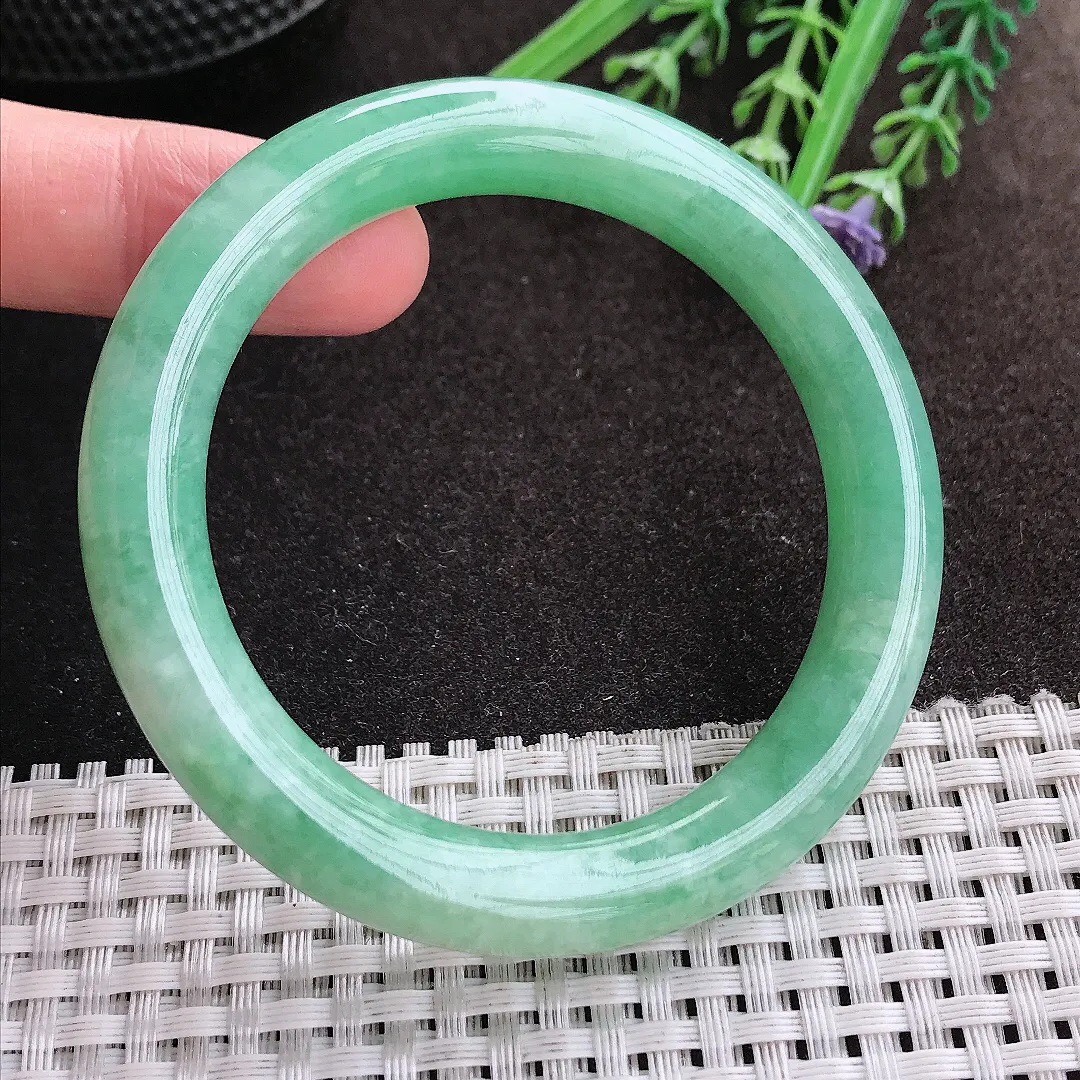 实拍A货翡翠54/9.7/9.6老坑秀气满绿圆条手镯玉镯