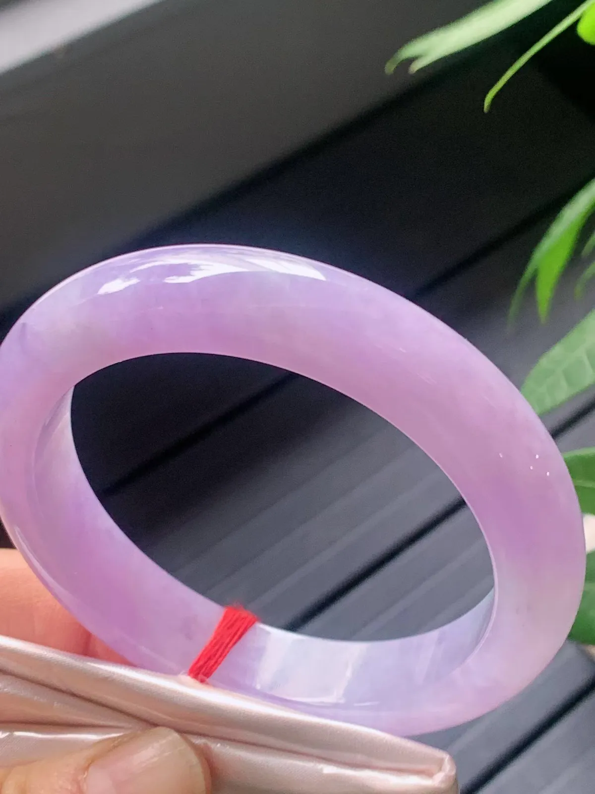 【翡翠名称】老种冰紫罗兰58.2正圈口手镯
【翡翠尺寸】58.2/12.3/9mm适合57-59.5正圈口佩戴
【翡翠描述】宝贝种老水足，玉质细腻，色泽靓丽，性价比高，佩戴效果好！
【其它赠送】权威证书/精美挂绳盒子/支持全国复检