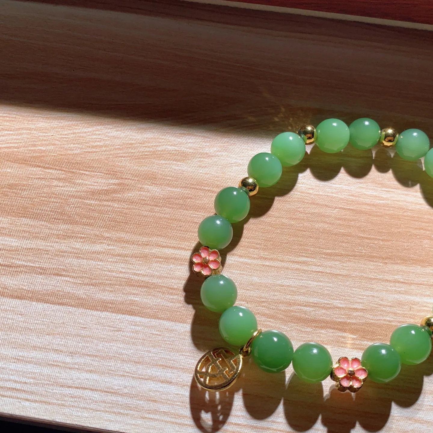 和田玉阳绿俄罗斯碧玉手串。单颗尺寸8！玉质细腻油润 底色纯净 脂粉好，品质好！lt260121