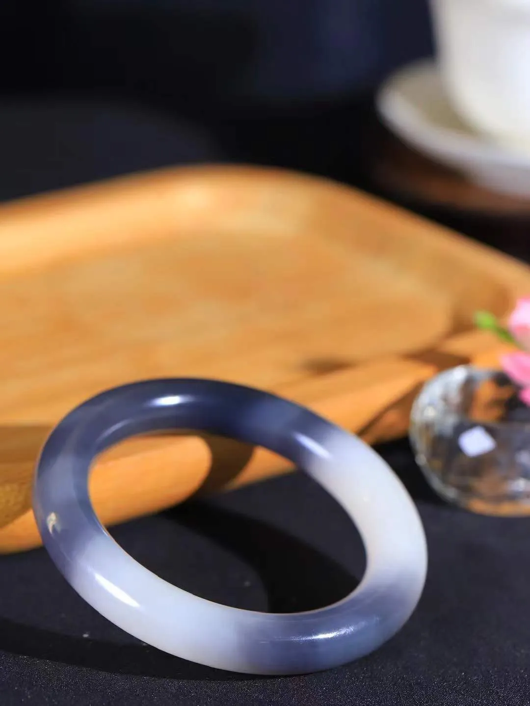 （柔情素语.手镯）

收藏级臻品️和田玉烟紫藕粉双色圆条手镯，玉质细腻，手感温润，光泽柔和，寓意高贵、华丽、祥瑞、喜庆 ，寓意着会带来一派祥和之气！重67.5克   内径56.5mm尺寸11.8-11.7mm  78102279T