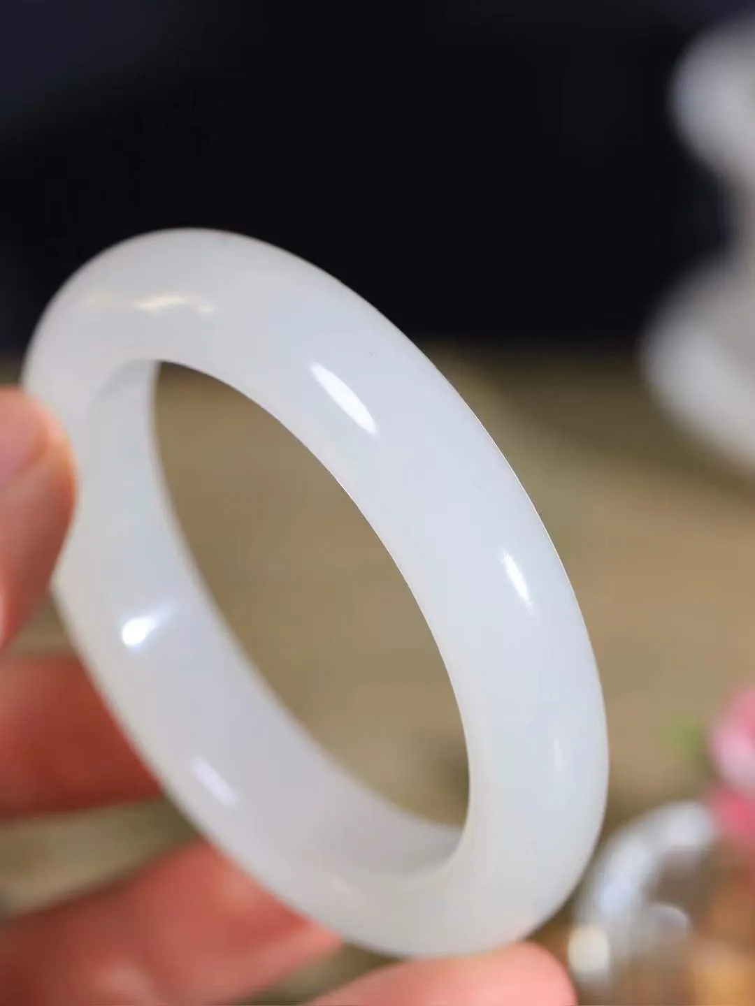 【婉约佳人.镯】

收藏级臻品️和田玉冰底白玉手镯，玉质细腻，触感温润，佩戴它，感受玉石的温度与自然的灵性，让每一天都充满诗意与美好。重67.7克  尺寸54-13.5-10mm  44132233T