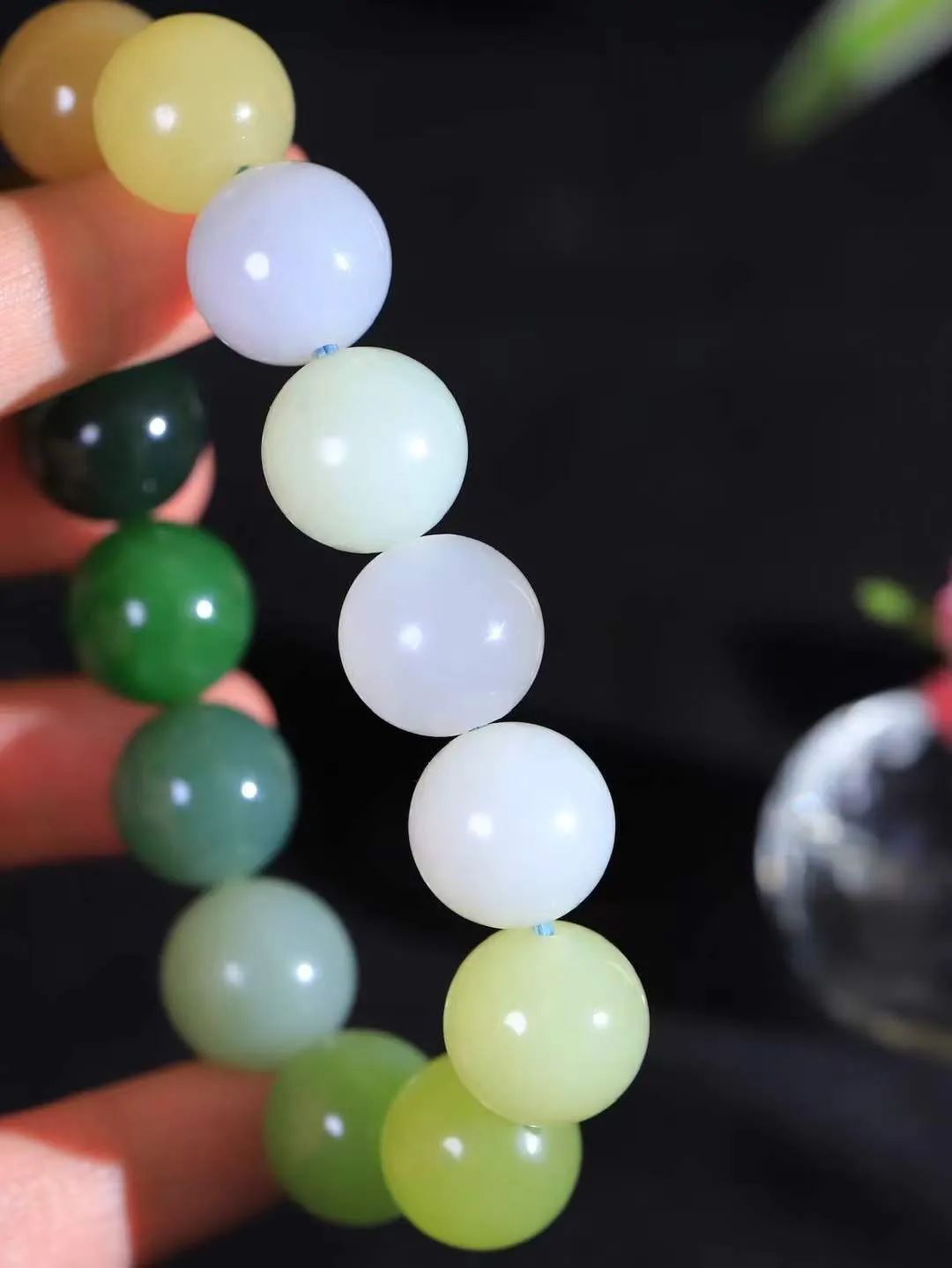 【多宝手串】

精选和田玉多宝手串，每一颗玉石都凝聚自然的灵气与岁月的沉淀，寓意福禄寿喜，守护您的平安与幸福。佩戴它，感受千年玉文化的温润与优雅。重88.3克  尺寸取一16mm  56142239A