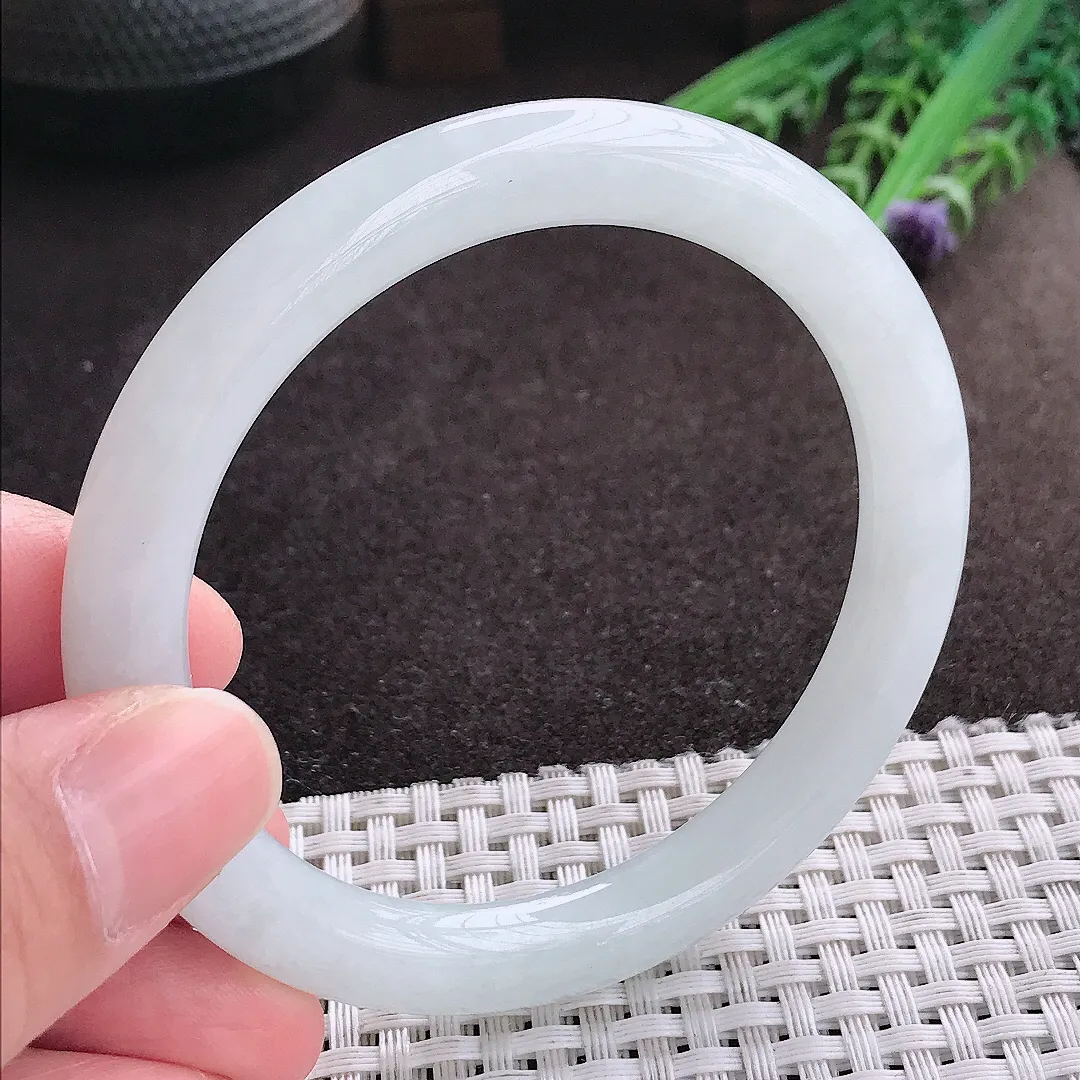 实拍A货翡翠57/8.3/8.8老坑秀气冰润月光白圆条手镯玉镯