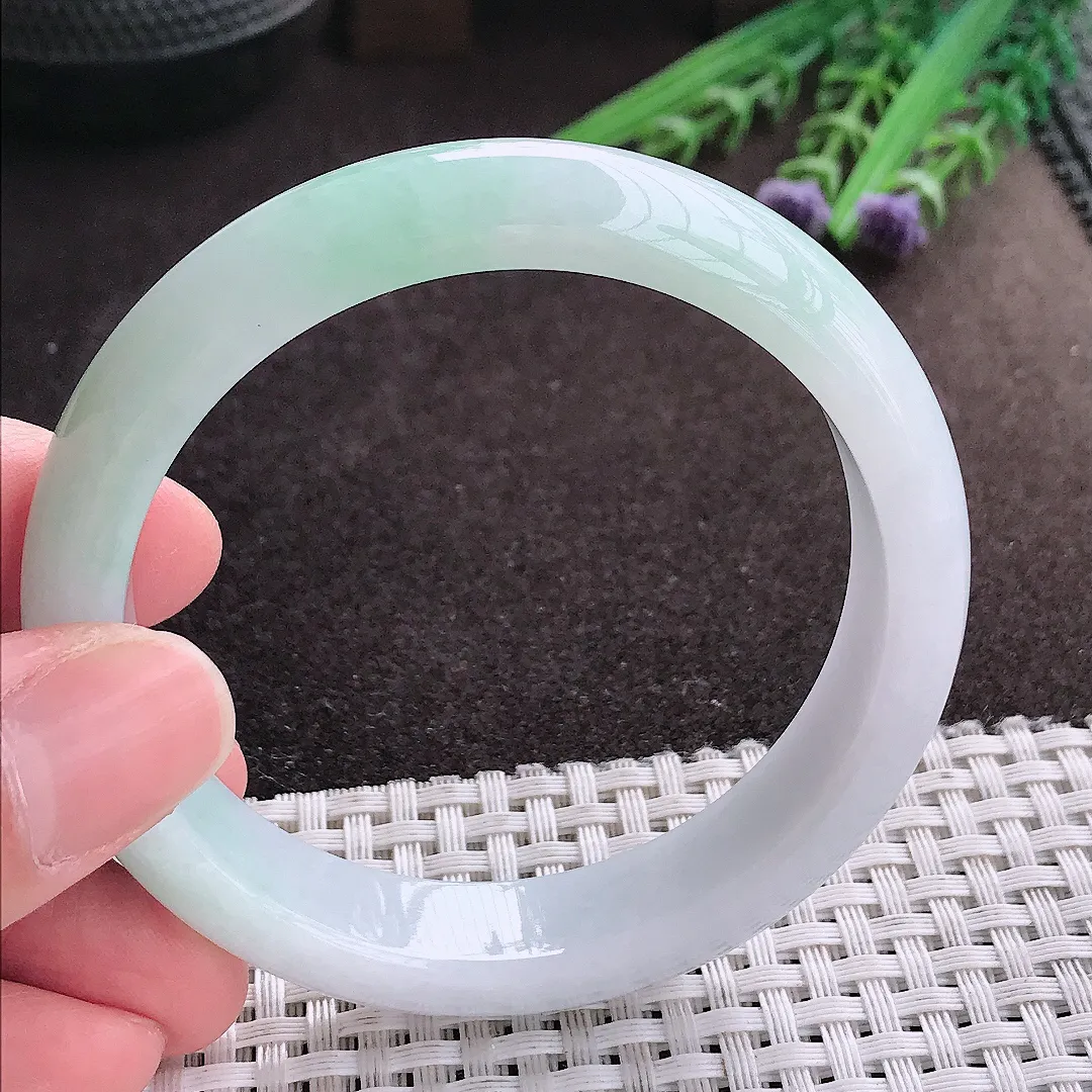 实拍A货翡翠56.5/13/7.9老坑冰润浅绿色手镯宽边玉镯