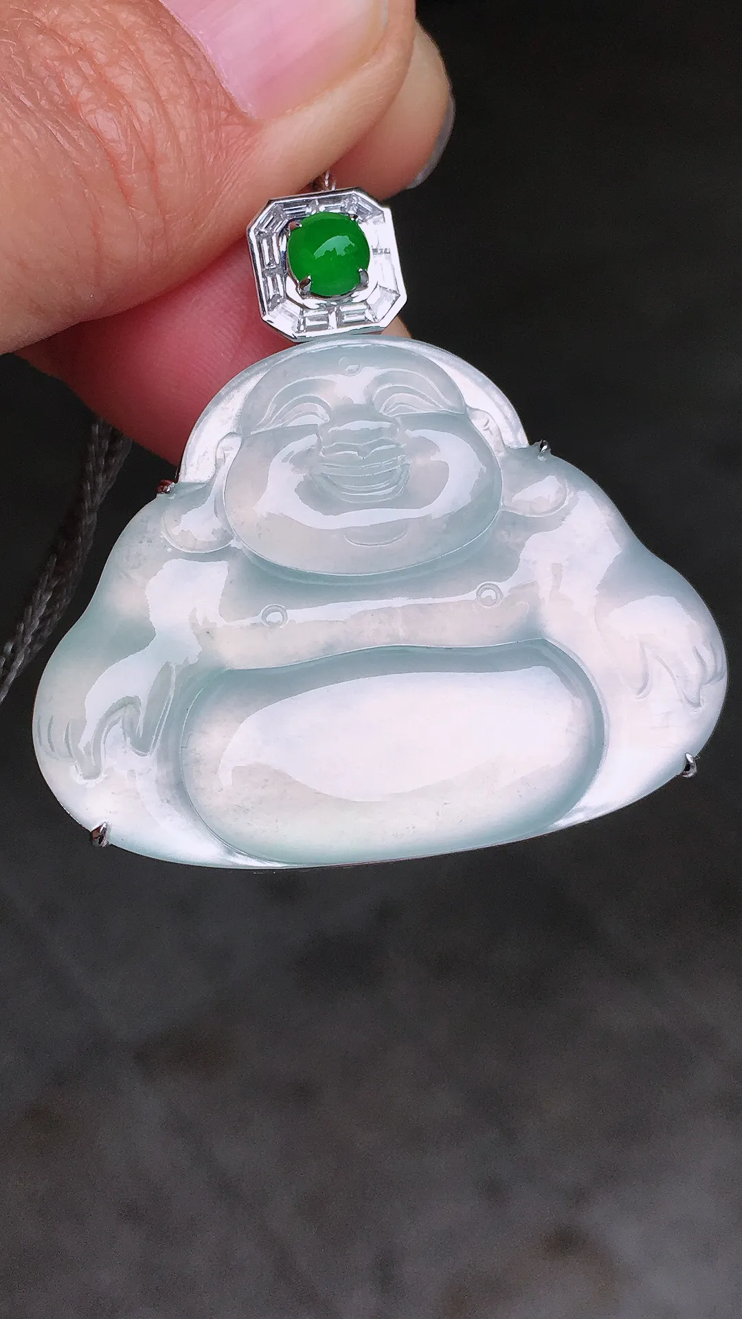 冰种佛公吊坠，玉质细腻，荧光感超
强，饱满圆润，尽显优雅气质，18k
金豪华镶嵌