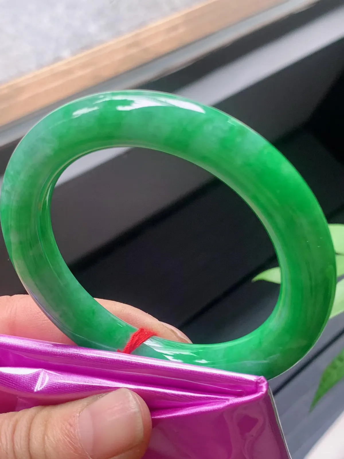 【翡翠名称】老坑种辣阳绿52.5圈口圆条手镯
【翡翠尺寸】52.5/10.2/10.4mm适合52.5-55正圈口佩戴
【翡翠描述】宝贝种老水足，玉质细腻，色泽靓丽，性价比高，佩戴效果好！
【其它赠送】权威证书/精美挂绳盒子/支持全国复检