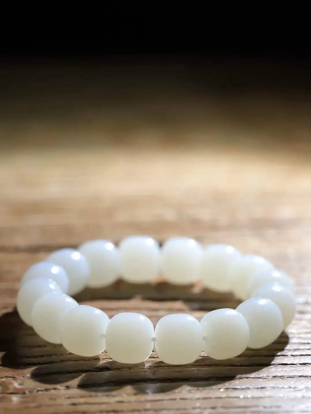 （老型珠.手串）

精品 和田玉白玉老型珠手串，玉质细腻油润 饱满光滑 质朴无华，悠远简单，人心境界远，百世修炼深，心灵常驻善意持，觉悟人生百世修。重71.8克    尺寸取一12.6-13.9mm    10102200A