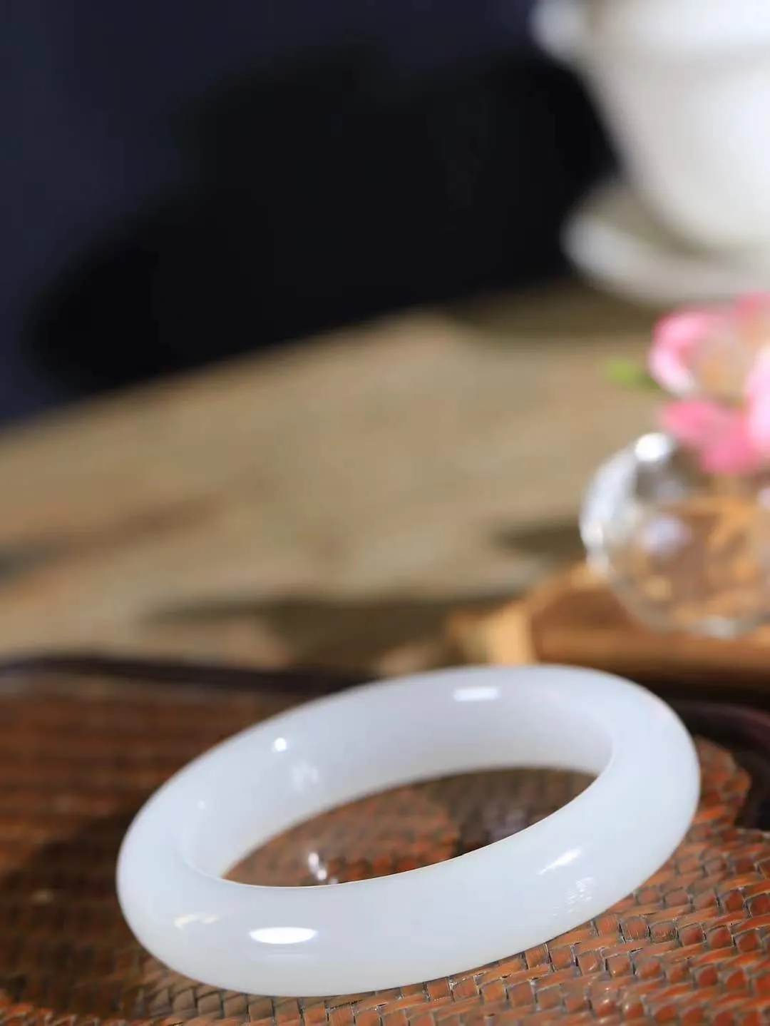 【婉约佳人.镯】

收藏级臻品️和田玉冰底白玉手镯，玉质细腻，触感温润，佩戴它，感受玉石的温度与自