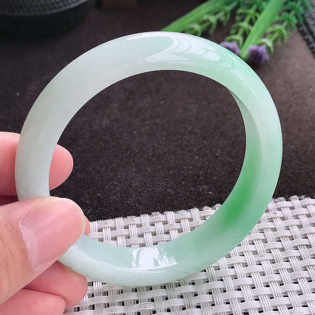 实拍A货翡翠56.5/13.1/8老坑冰润起胶飘阳绿手镯宽边玉镯