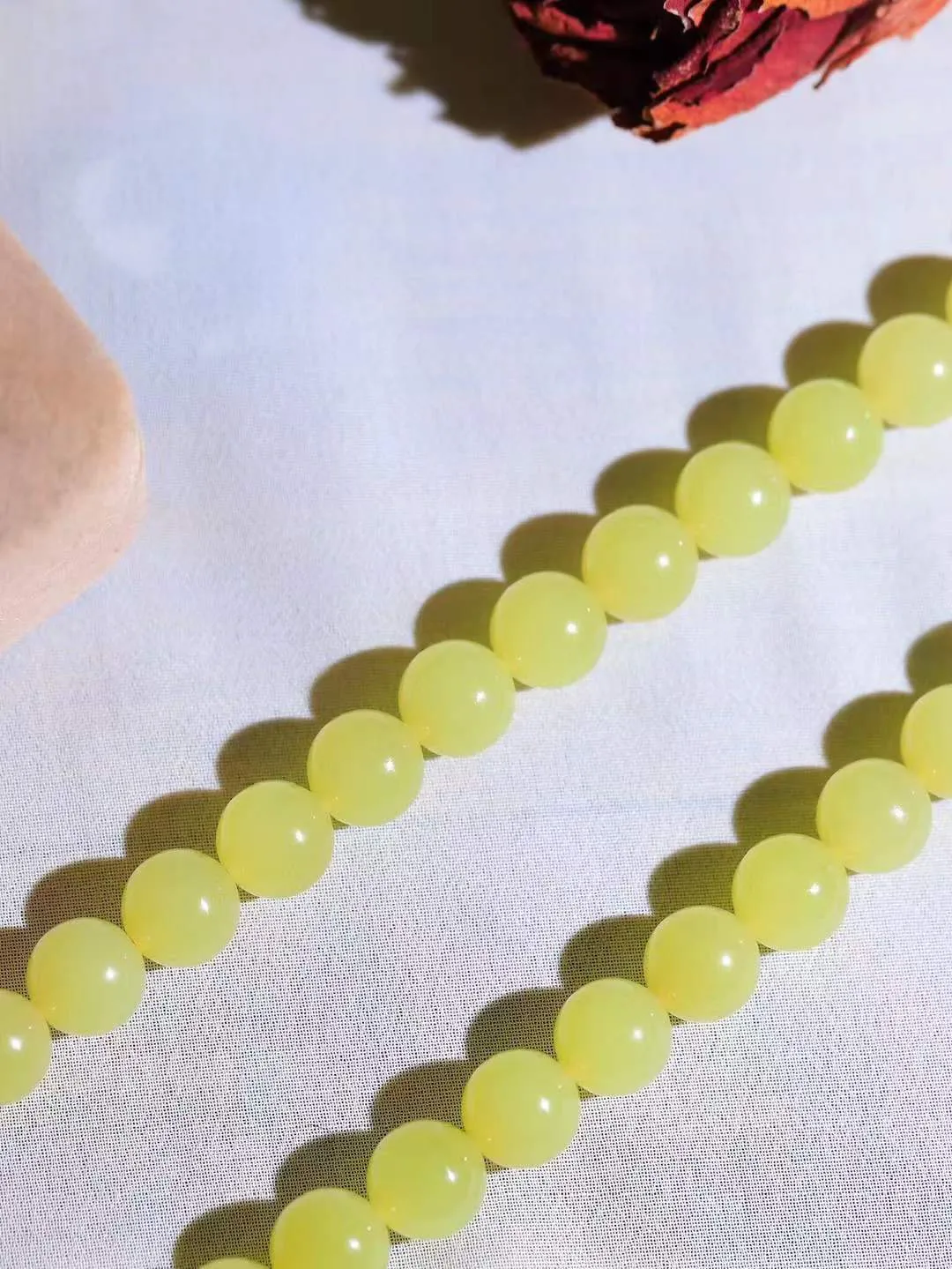 【珠圆玉润.项链】

精品和田玉黄口珠圆玉润项链 玉质温润细腻  整串打磨圆润，佩戴舒适。珠珠落玉盘，间关莺语花底滑，一生美好时光，无论身在何处，都有它相伴相守。事事顺遂，幸福美满，吉祥如意。重79.2克 尺寸取一10mm  79172278A