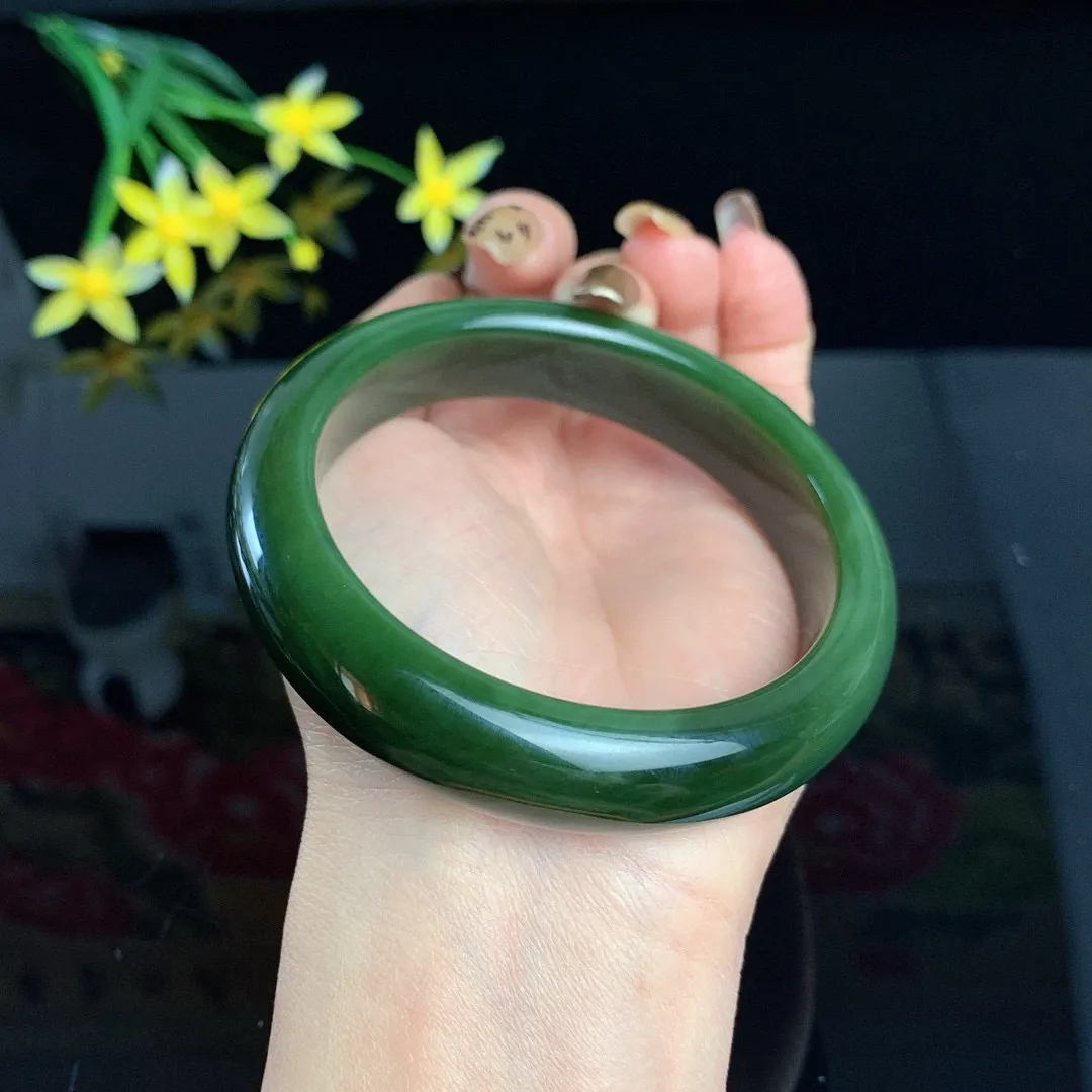 和田玉63圈口深菠菜绿猫眼宽条碧玉手镯！玉质细腻油润 底色纯净 无裂无棉 脂粉好，品质高