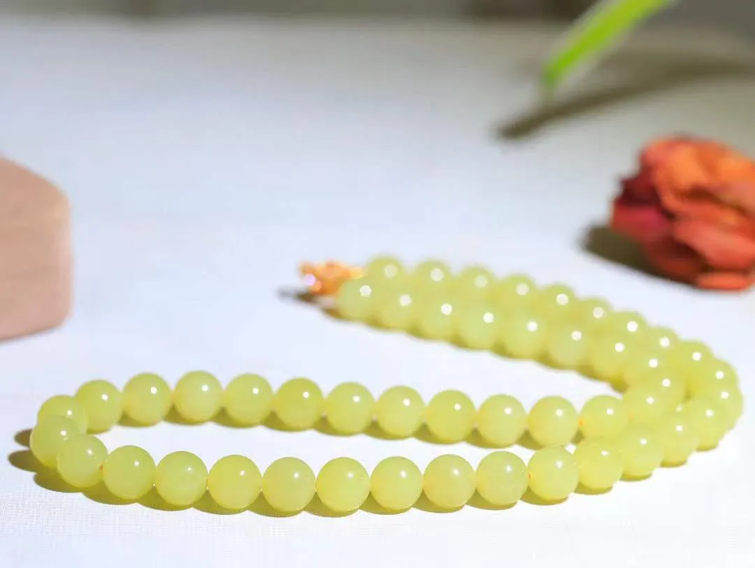 【珠圆玉润.项链】

精品和田玉黄口珠圆玉润项链 玉质温润细腻  整串打磨圆润，佩戴舒适。珠珠落玉盘，间关莺语花底滑，一生美好时光，无论身在何处，都有它相伴相守。事事顺遂，幸福美满，吉祥如意。重79.2克 尺寸取一10mm  79172278A