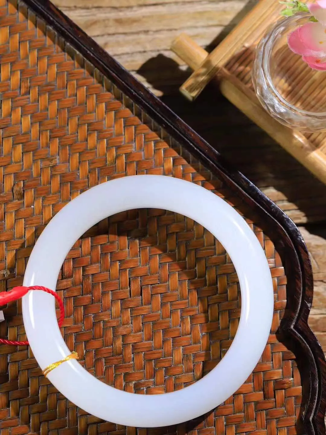 （一见倾心.手镯）

精品和田玉白玉手镯，玉质温润细腻 油性十足 手感舒适，高华雅逸，线条流畅，简约大气，美自天成，素雅高贵。佩戴于腕间，婉约之美，举手投足间透出那低调奢华。重60.3克  尺寸57-11.7-10.2mm  56142336A