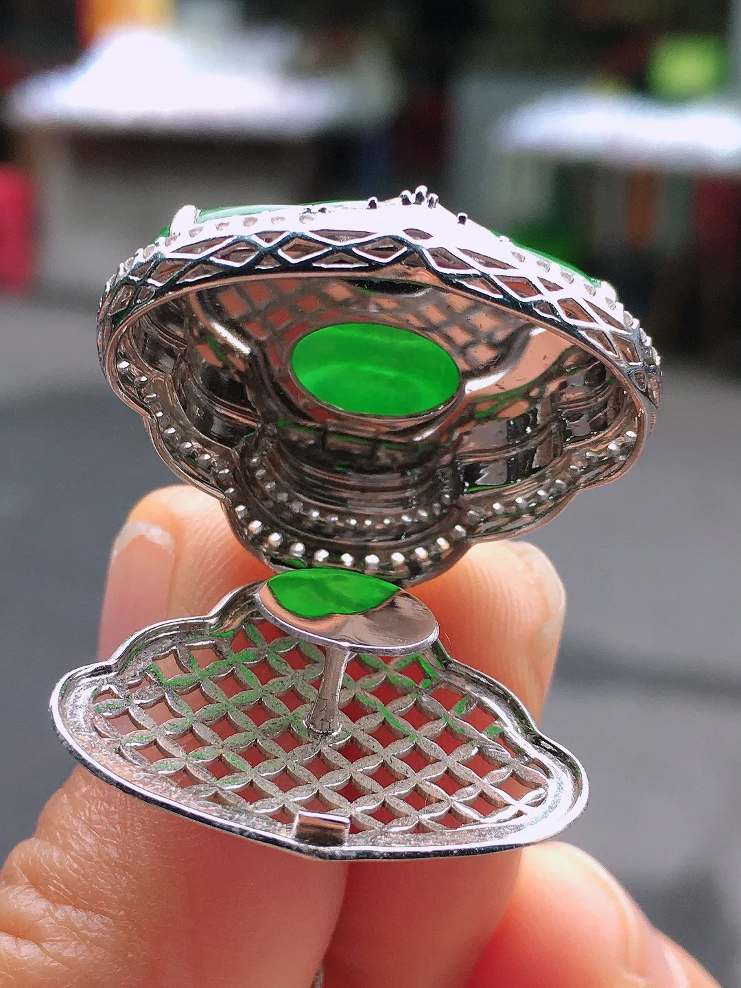 阳绿佛公吊坠，色泽均匀艳丽，玉质细腻，荧光感超
强，饱满圆润，尽显优雅气质，18k
金豪华镶嵌