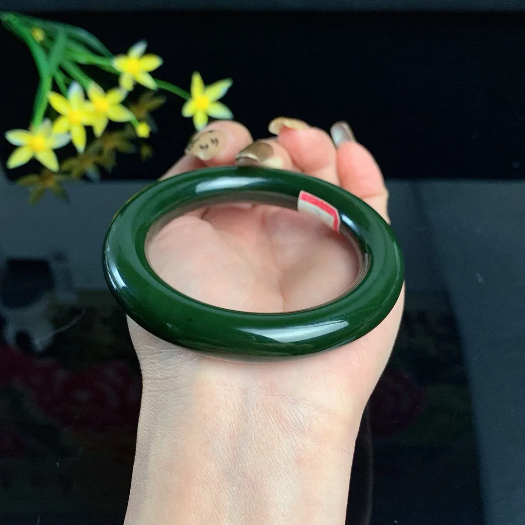 和田玉54.6圈口菠菜绿肥圆条碧玉手镯！玉质细腻油润 底色纯净 无裂无杂 脂粉好