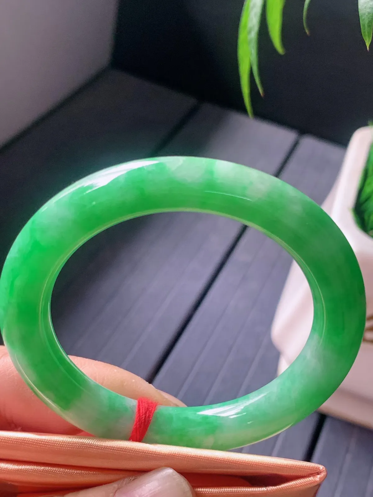 【翡翠名称】老种阳绿50.5圈口圆条手镯
【翡翠尺寸】50.5/9.3/9.5适合50-52正圈口佩戴
【翡翠描述】宝贝种老水足，玉质细腻，色泽靓丽，性价比高，佩戴效果好！
【其它赠送】权威证书/精美挂绳盒子/支持全国复检