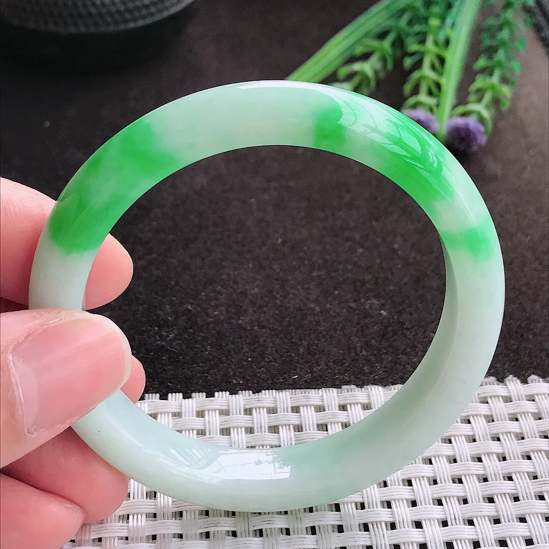 实拍A货翡翠53/10.2/7.9老坑精美冰润飘阳绿手镯宽边玉镯