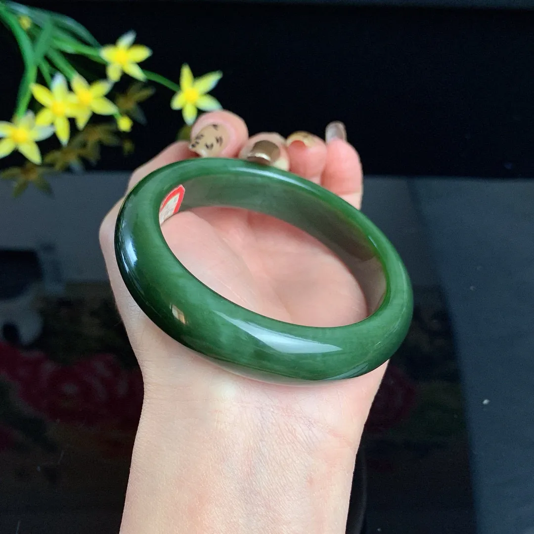 和田玉60.5圈口深菠菜绿猫眼宽条碧玉手镯！玉质细腻油润 底色纯净 无裂无棉 脂粉好，品质高