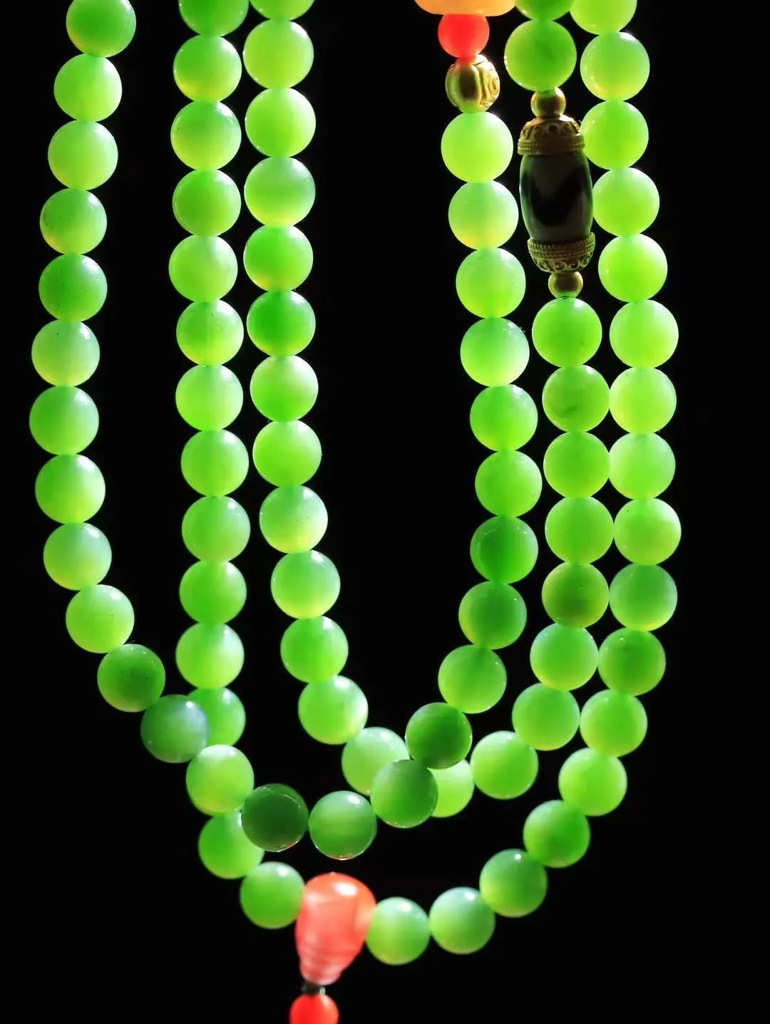 【链.108】

精品和田玉碧玉猫眼圆珠108挂链 玉质温润细腻 油性十足 佩戴舒适。珠珠落玉盘，间关莺语花底滑，一生美好时光，无论身在何处，都有它相伴相守。事事顺遂，幸福美满，吉祥如意。重101.3克 尺寸取一7.8mm FDA-78172292