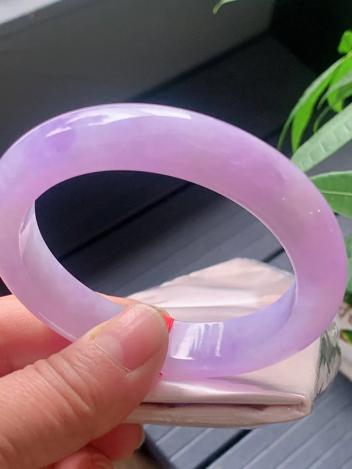 【翡翠名称】老种冰紫罗兰58.2正圈口手镯
【翡翠尺寸】58.2/12.3/9mm适合57-59.5正圈口佩戴
【翡翠描述】宝贝种老水足，玉质细腻，色泽靓丽，性价比高，佩戴效果好！
【其它赠送】权威证书/精美挂绳盒子/支持全国复检