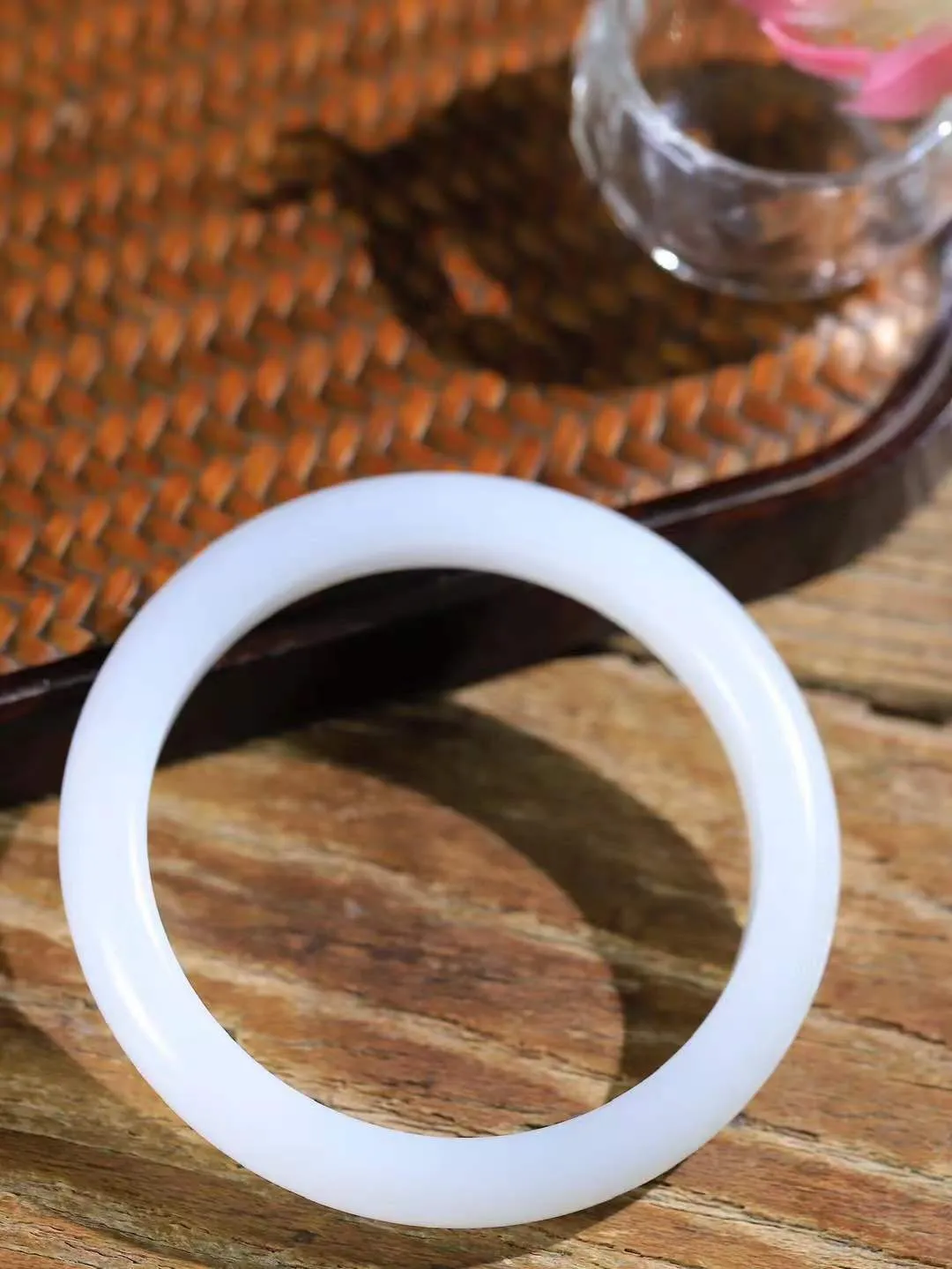 （温柔雅致.手镯）

精品和田玉白玉手镯。镯型饱满，温润细腻，脂润沁香。️执一卷书，沏一盏茶，着一袭裙，戴一只镯。淡淡浅笺，素心若兰，静赏玉中诗画。悠悠岁月，芊手轻摘，盛满诗样芳华。重34克   尺寸54.5-9.5-7.6mm    FDA-32152300