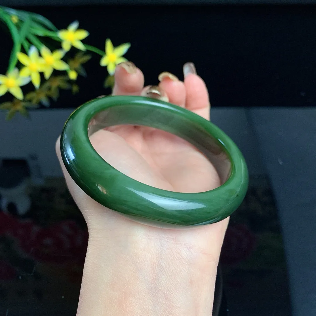 和田玉63圈口深菠菜绿猫眼宽条碧玉手镯！玉质细腻油润 底色纯净 无裂无棉 脂粉好，品质高