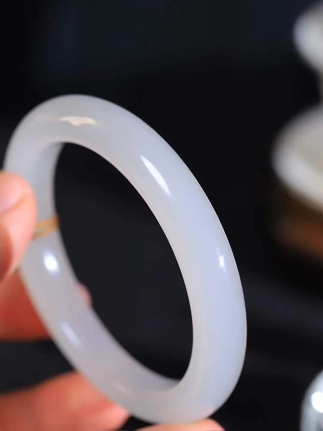 [温润如玉.手镯]

精品和田玉手镯。玉质温润细腻 油性十足 手感舒适，高华雅逸，线条流畅，简约大气，美自天成，素雅高贵。佩戴于腕间，婉约之美，举手投足间透出那份低调奢华。重50克 内径56.5mm尺寸10.5-9.5mm78102214T