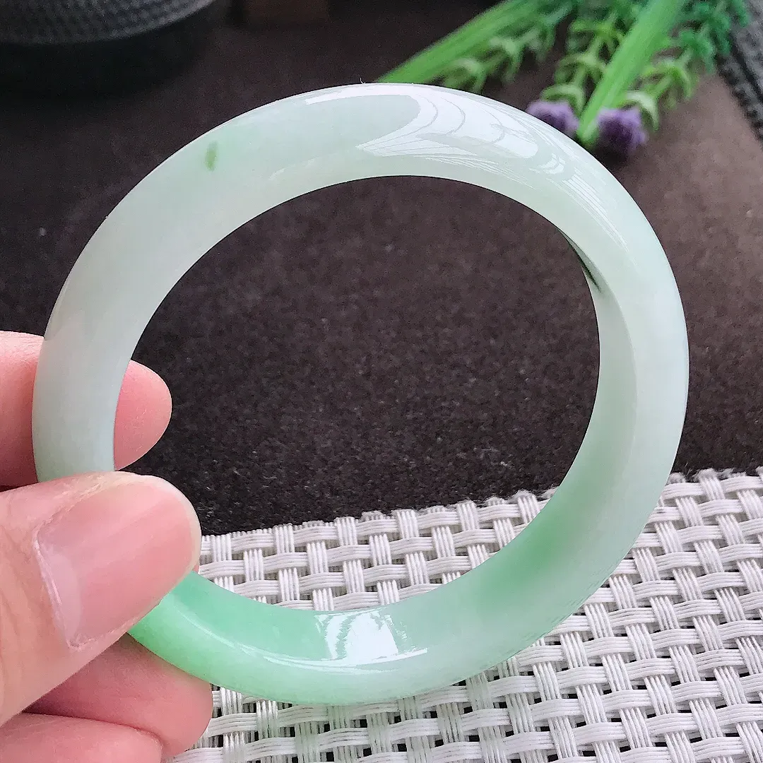 实拍A货翡翠56.5/13.1/8老坑冰润起胶飘阳绿手镯宽边玉镯