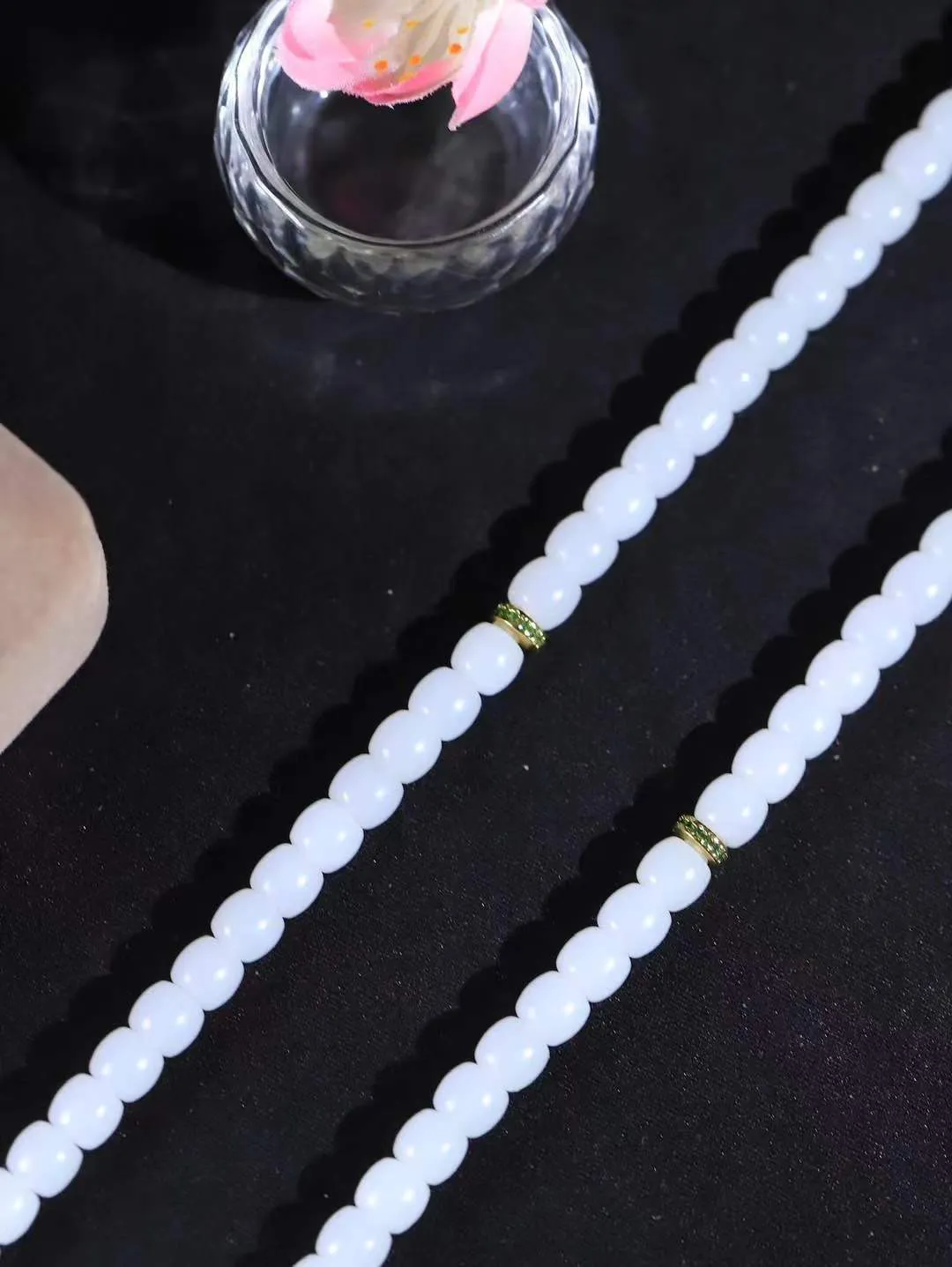 【链.108】

精品和田玉白玉直切珠108挂链 玉质温润细腻 油性十足 佩戴舒适。珠珠落玉盘，间关莺语花底滑，一生美好时光，无论身在何处，都有它相伴相守。事事顺遂，幸福美满，吉祥如意。重59.8克 尺寸取一5.9-6.7mm FDA-78162292